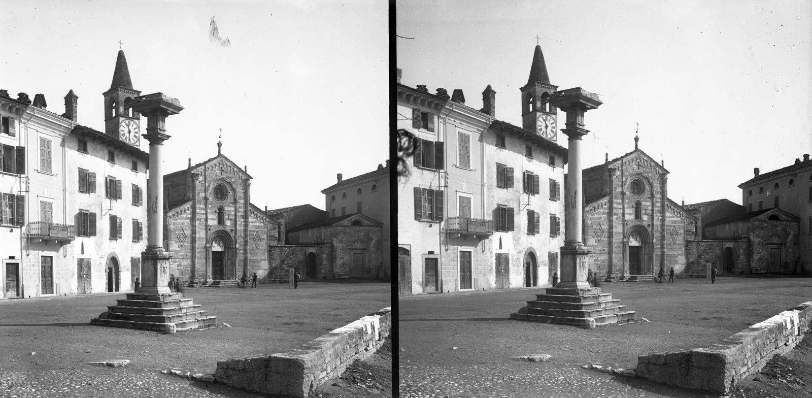 Olaszország, Toscolano Maderno, az oszlopot a Velence iránti hűség megerősítéseként 1610-ben emelték, szemben a háttérben a Chiesa monumentale di Sant'Andrea Apostolo, a kapu után a lakóház mellett, a Chiesa di Maria Immacolatae. A felvétel 1900 előtt készült. A kép forrását kérjük így adja meg: Fortepan / MMKM. Levéltári jelzet: MMKM TTFGY 2019.1., 1900, Magyar Műszaki és Közlekedési Múzeum / Eötvös Loránd, Eötvös Loránd, sztereófotó, templom, oszlop, toronyóra, emlékmű, Fortepan #303341