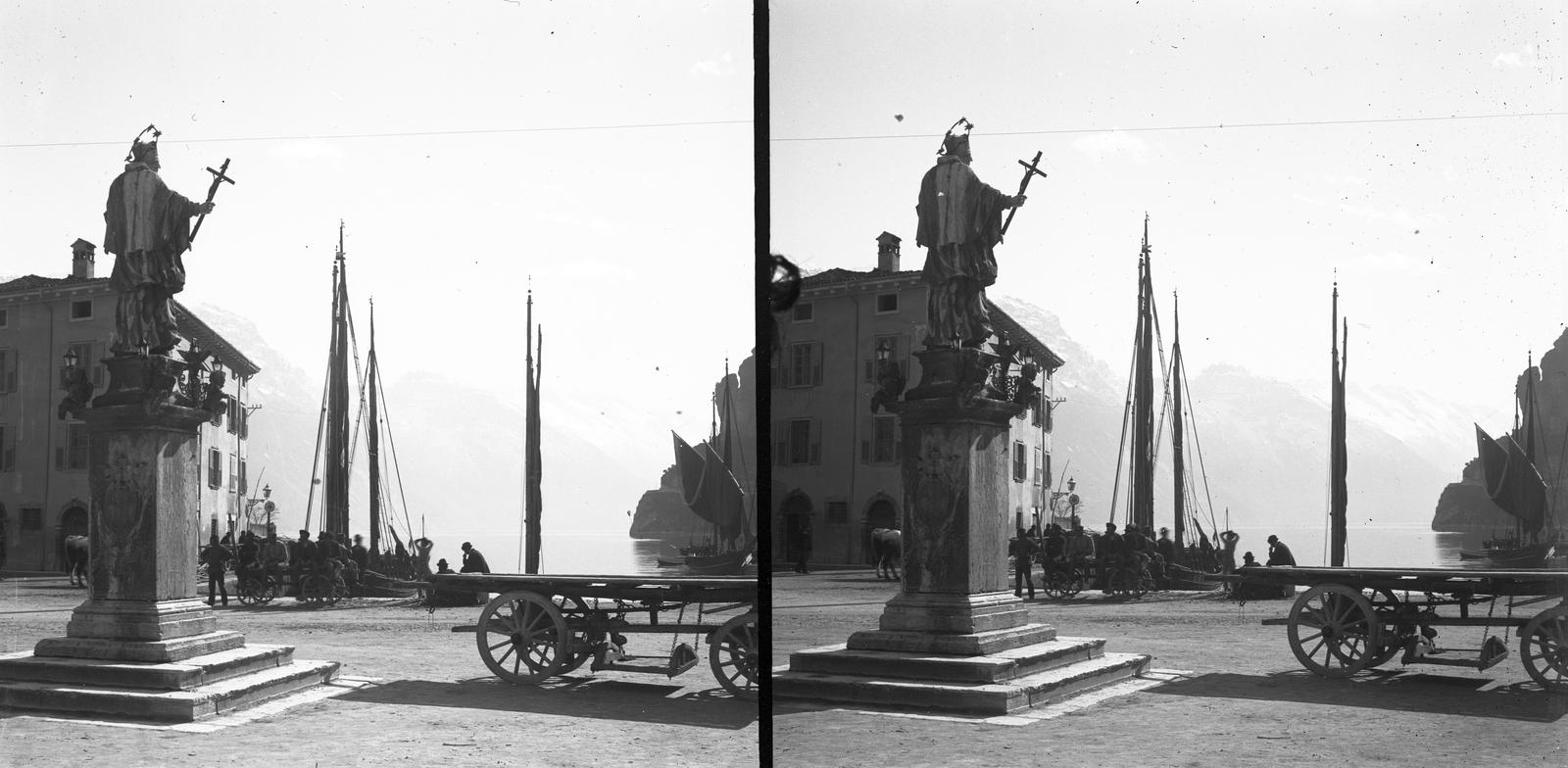 Olaszország, Riva del Garda, Piazza Catena, Nepomuki Szent János szobor. A felvétel 1900 előtt készült. A kép forrását kérjük így adja meg: Fortepan / MMKM. Levéltári jelzet: MMKM TTFGY 2019.1., 1900, Magyar Műszaki és Közlekedési Múzeum / Eötvös Loránd, Eötvös Loránd, sztereófotó, szobor, kikötő, kereszt_jelkép, Fortepan #303343