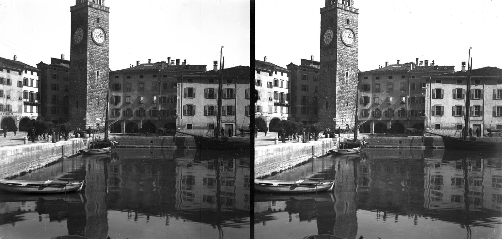 Italy, Riva del Garda, balra a Piazza 3 Novembre és az Apponale-torony (Torre Apponale). A felvétel 1900 előtt készült. A kép forrását kérjük így adja meg: Fortepan / MMKM. Levéltári jelzet: MMKM TTFGY 2019.1., 1900, Magyar Műszaki és Közlekedési Múzeum / Eötvös Loránd, stereophoto, tower, port, church clock, Fortepan #303344