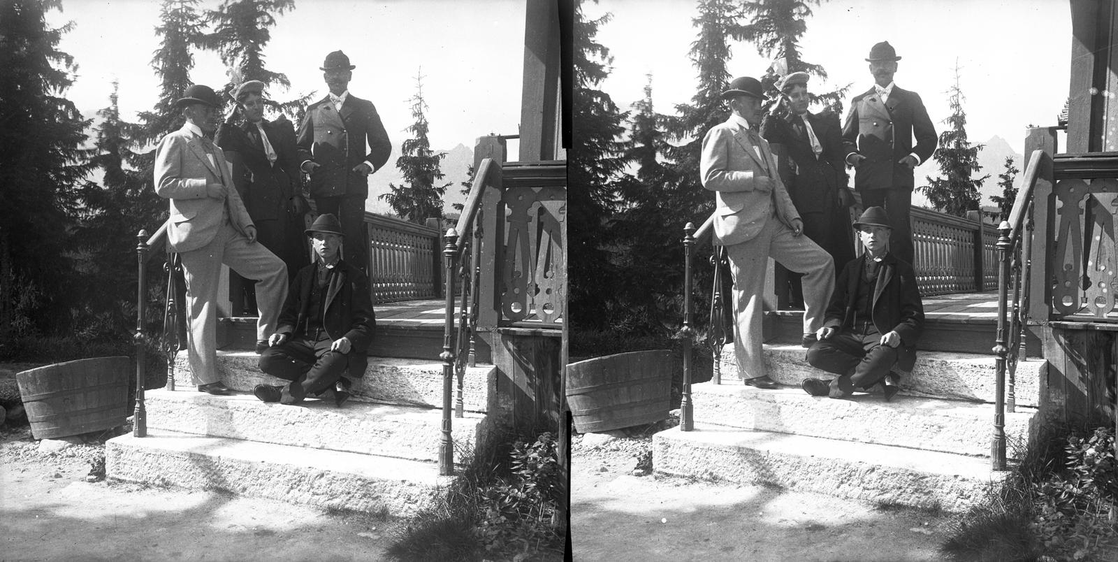 A felvétel 1900 előtt készült. A kép forrását kérjük így adja meg: Fortepan / MMKM. Levéltári jelzet: MMKM TTFGY 2019.1., 1900, Magyar Műszaki és Közlekedési Múzeum / Eötvös Loránd, stereophoto, men, lady, bowler hat, Fortepan #303348