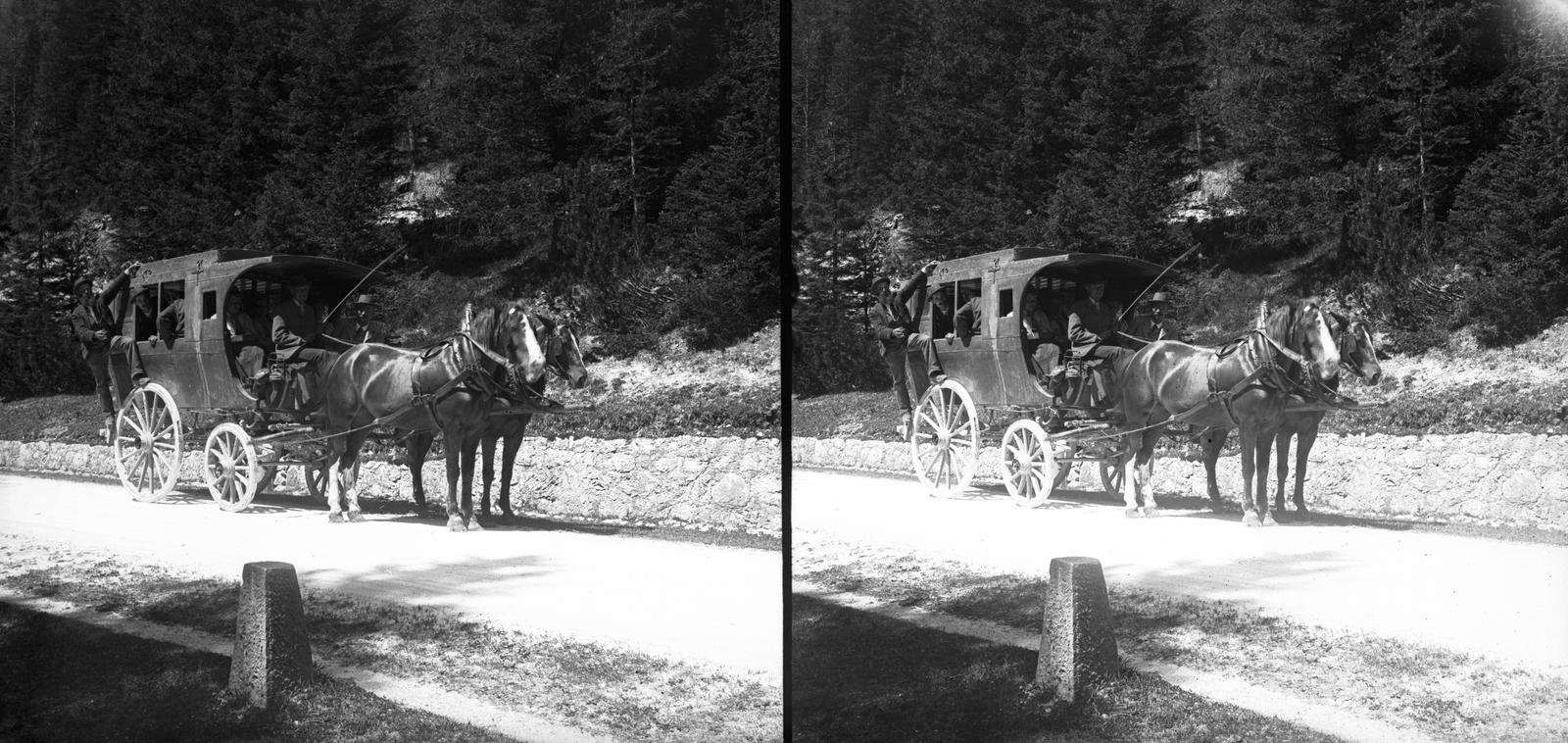 A felvétel 1900 előtt készült. A kép forrását kérjük így adja meg: Fortepan / MMKM. Levéltári jelzet: MMKM TTFGY 2019.1., 1900, Magyar Műszaki és Közlekedési Múzeum / Eötvös Loránd, stereophoto, fiacre, Fortepan #303357