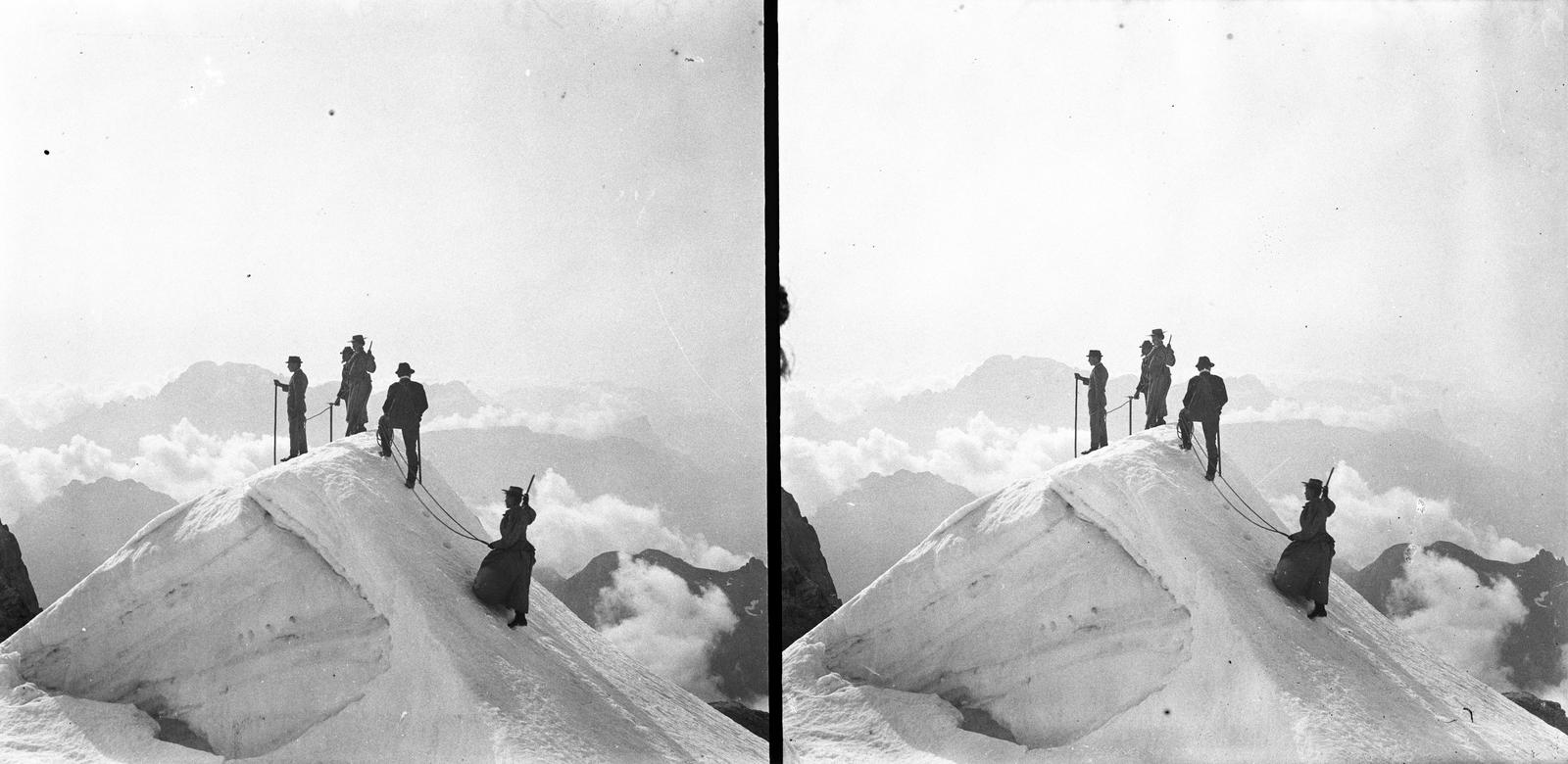 A felvétel 1900 előtt készült. A kép forrását kérjük így adja meg: Fortepan / MMKM. Levéltári jelzet: MMKM TTFGY 2019.1., 1900, Magyar Műszaki és Közlekedési Múzeum / Eötvös Loránd, Best of, stereophoto, snow, rope, mountain top, Fortepan #303358