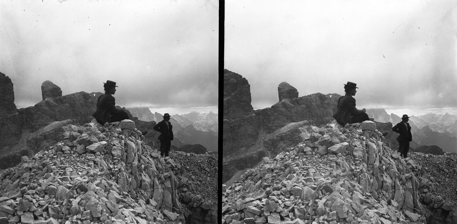 A felvétel 1900 előtt készült. A kép forrását kérjük így adja meg: Fortepan / MMKM. Levéltári jelzet: MMKM TTFGY 2019.1., 1900, Magyar Műszaki és Közlekedési Múzeum / Eötvös Loránd, hat, stereophoto, lady, sitting on a rock, Fortepan #303368