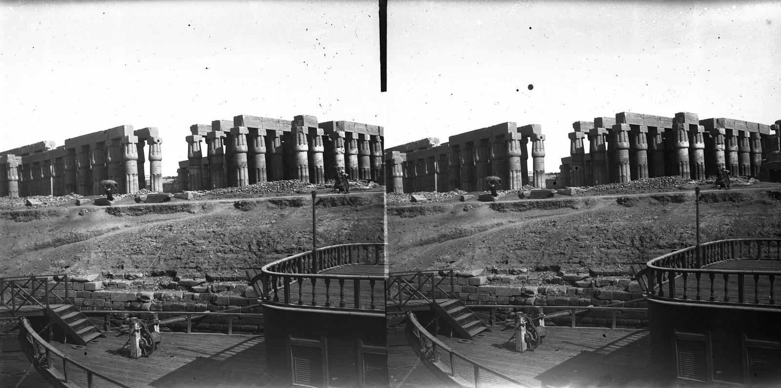 Egypt, Luxor, bárka a Níluson, szemben a luxori templom oszlopsora. A felvétel 1900 előtt készült. A kép forrását kérjük így adja meg: Fortepan / MMKM. Levéltári jelzet: MMKM TTFGY 2019.1., 1900, Magyar Műszaki és Közlekedési Múzeum / Eötvös Loránd, stereophoto, ruins of church, ruins, colonnade, Roman Empire, Fortepan #303370