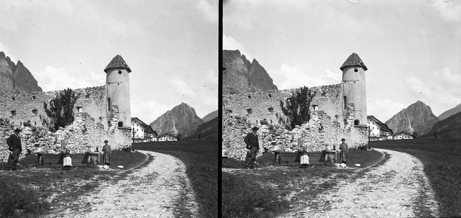 A felvétel 1900 előtt készült. A kép forrását kérjük így adja meg: Fortepan / MMKM. Levéltári jelzet: MMKM TTFGY 2019.1., 1900, Magyar Műszaki és Közlekedési Múzeum / Eötvös Loránd, stereophoto, tower, ruins, freestone, Fortepan #303374