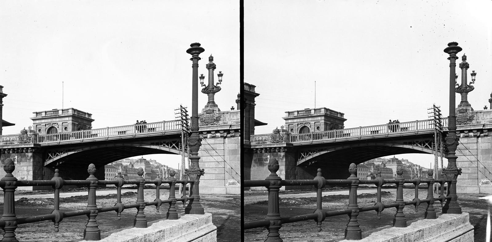 Magyarország, Budapest II., Bem (Margit) rakpart, a Margit híd budai hídfője alatt a háttérben a Szent Lukács gyógyfürdő látható. A felvétel 1894 körül készült. A kép forrását kérjük így adja meg: Fortepan / MMKM. Levéltári jelzet: MMKM TTFGY 2019.1., 1900, Magyar Műszaki és Közlekedési Múzeum / Eötvös Loránd, Eötvös Loránd, Budapest, Duna, sztereófotó, Fortepan #303381