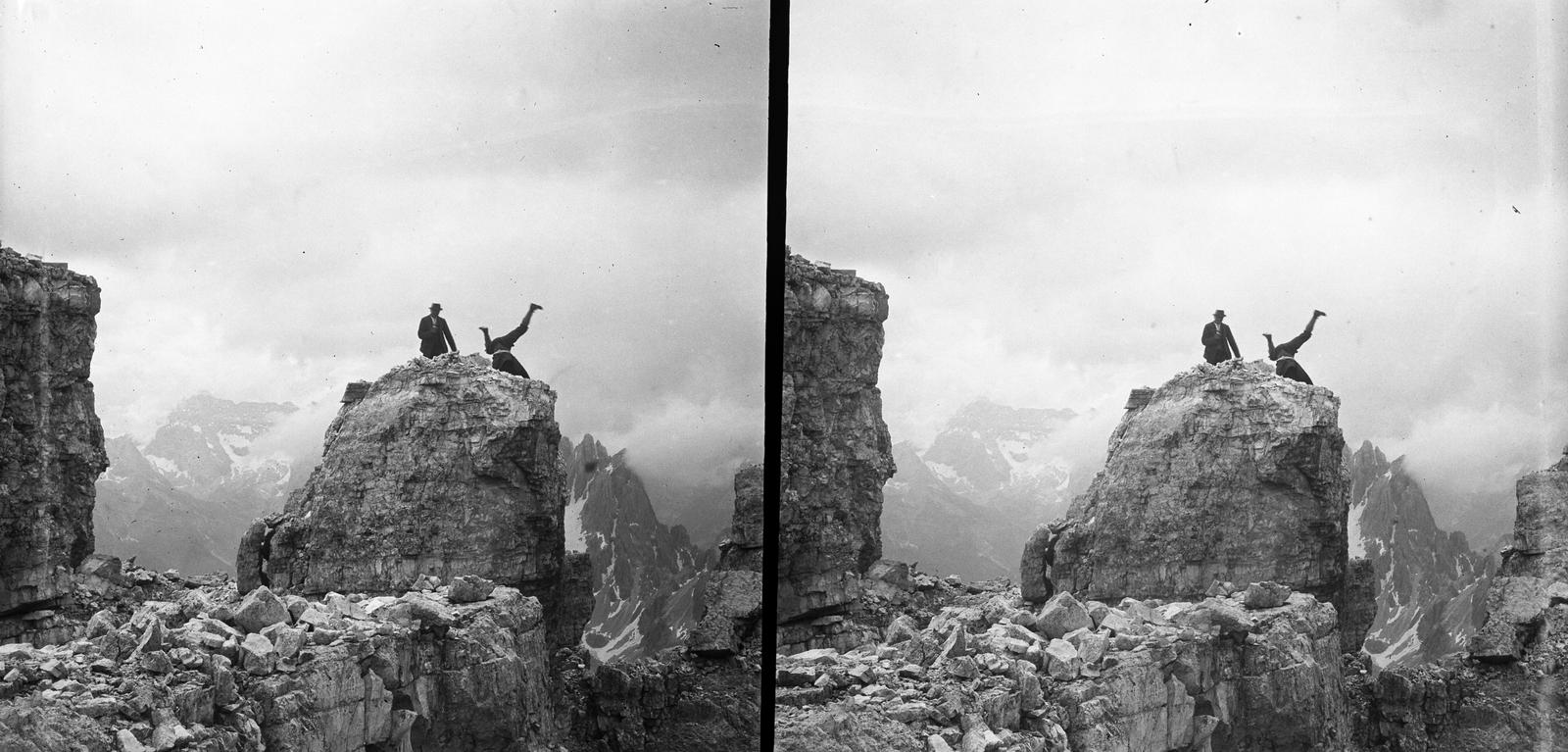 Italy, Dolomiti, a Monte Cristallo hegycsúcs Cortina d'Ampezzo közelében. A felvétel 1899-ben készült. A kép forrását kérjük így adja meg: Fortepan / MMKM. Levéltári jelzet: MMKM TTFGY 2019.1., 1900, Magyar Műszaki és Közlekedési Múzeum / Eötvös Loránd, Best of, stereophoto, rock, feat, mountain top, Fortepan #303384