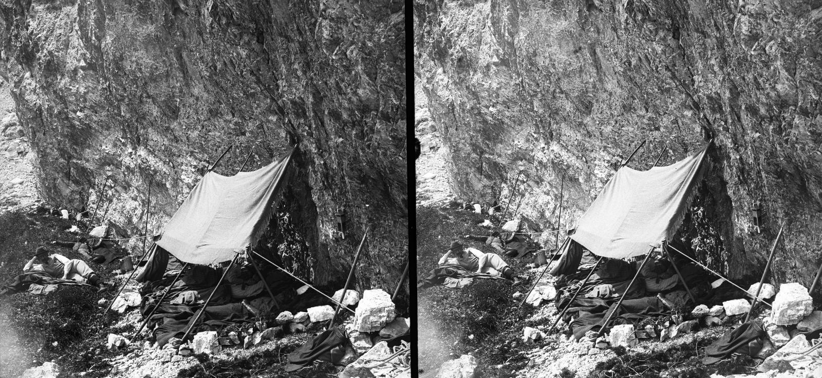 A felvétel 1900 előtt készült. A kép forrását kérjük így adja meg: Fortepan / MMKM. Levéltári jelzet: MMKM TTFGY 2019.1., 1900, Magyar Műszaki és Közlekedési Múzeum / Eötvös Loránd, Eötvös Loránd, sztereófotó, bot, pihenőhely, napellenző, fejtámasztás, Fortepan #303387