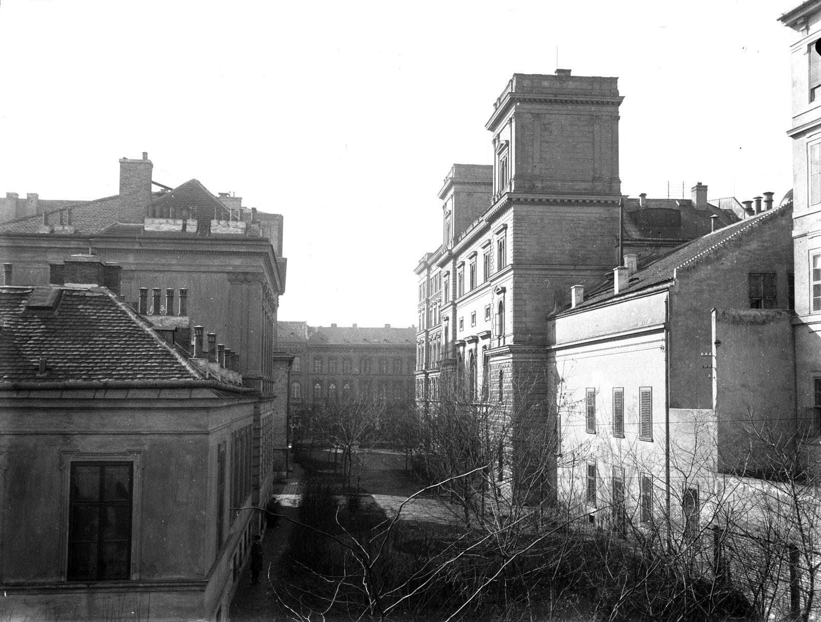 Magyarország, Budapest VIII.,Budapest V., Trefort-kert, kilátás a Budapesti Tudományegyetem Fizikai Intézetének épületéből (később az ELTE / Eötvös Loránd Tudományegyetem Bölcsészettudományi Kar D épülete) a Múzeum körút felé. Jobbra a Nemzeti Színház tornyos épülete. A felvétel 1900 előtt készült. A kép forrását kérjük így adja meg: Fortepan / MMKM. Levéltári jelzet: MMKM TTFGY 2019.1., 1900, Magyar Műszaki és Közlekedési Múzeum / Eötvös Loránd, Eötvös Loránd, kémény, középület, Budapest, Fortepan #303407