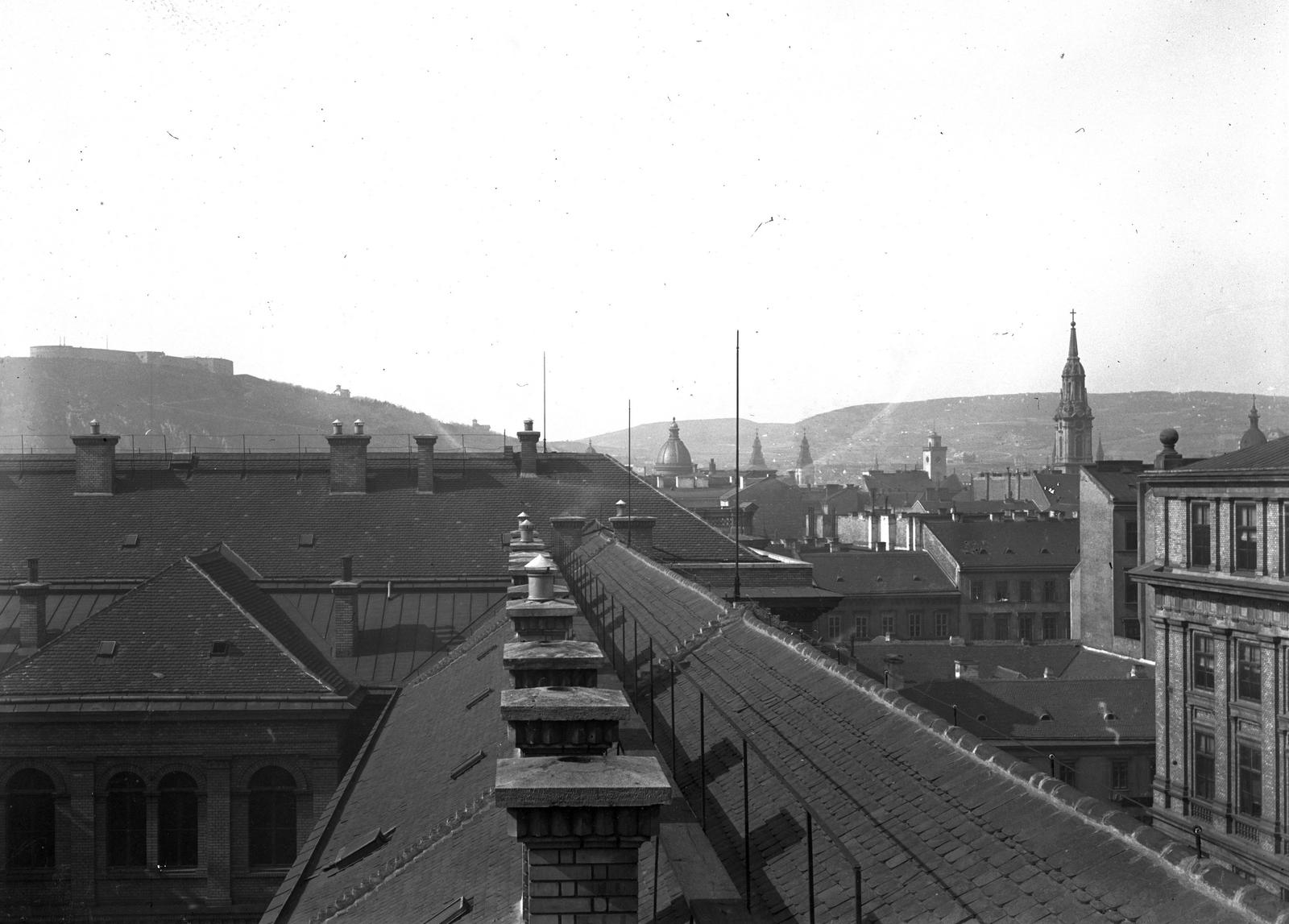 A felvétel 1900 előtt készült. A kép forrását kérjük így adja meg: Fortepan / MMKM. Levéltári jelzet: MMKM TTFGY 2019.1., 1900, Magyar Műszaki és Közlekedési Múzeum / Eötvös Loránd, Eötvös Loránd, Fortepan #303408