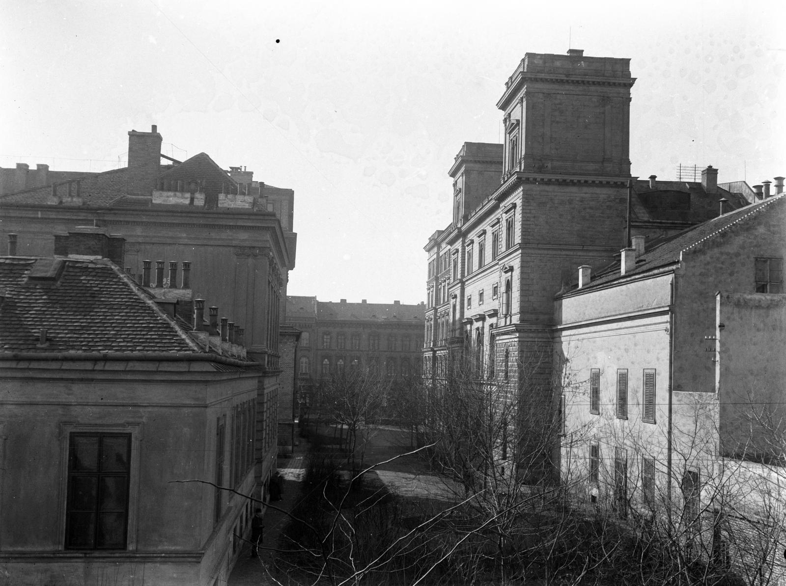 A felvétel 1900 előtt készült. A kép forrását kérjük így adja meg: Fortepan / MMKM. Levéltári jelzet: MMKM TTFGY 2019.1., 1900, Magyar Műszaki és Közlekedési Múzeum / Eötvös Loránd, public building, Fortepan #303409