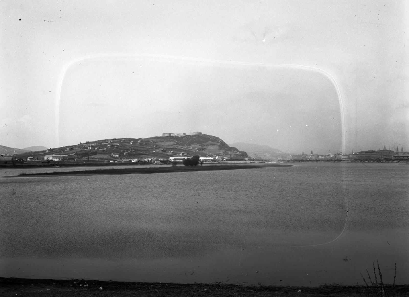 Magyarország, Budapest XI., Lágymányosi-tó, a felvétel az Összekötő vasúti híd felől készült, szemben a Kopaszi-zátony hátterében a Gellért-hegy és a Citadella látható. A felvétel 1894-ben készült. A kép forrását kérjük így adja meg: Fortepan / MMKM. Levéltári jelzet: MMKM TTFGY 2019.1., 1900, Magyar Műszaki és Közlekedési Múzeum / Eötvös Loránd, Eötvös Loránd, folyó, fellegvár, Budapest, Duna, folyószabályozás, Fortepan #303411