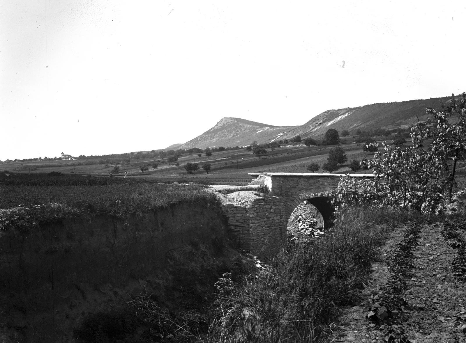 Magyarország, Üröm, jobbra a Nagy-Kevély, balra a pilisborosjenői Szent Vid a 14 segítő szent-templom. A felvétel 1900 előtt készült. A kép forrását kérjük így adja meg: Fortepan / MMKM. Levéltári jelzet: MMKM TTFGY 2019.1., 1900, Magyar Műszaki és Közlekedési Múzeum / Eötvös Loránd, Eötvös Loránd, kőhíd, Fortepan #303423