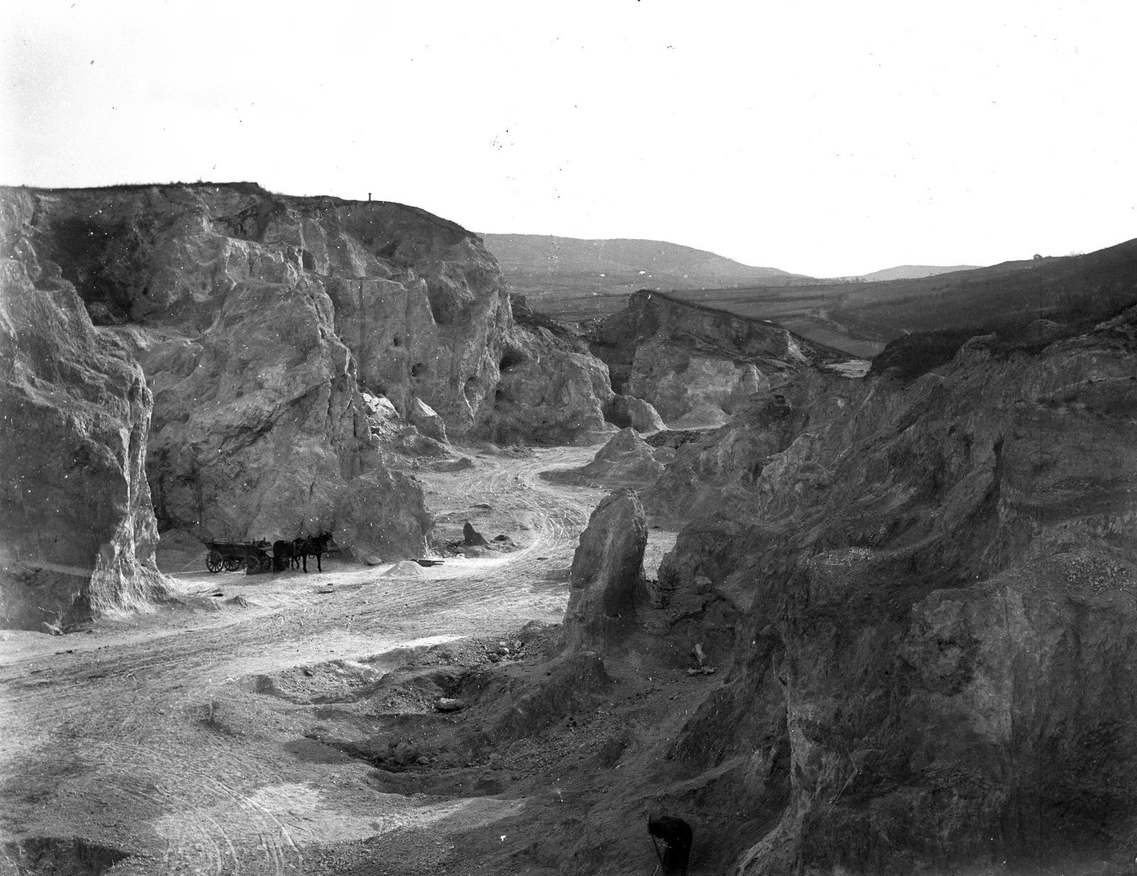 A felvétel 1900 előtt készült. A kép forrását kérjük így adja meg: Fortepan / MMKM. Levéltári jelzet: MMKM TTFGY 2019.1., 1900, Magyar Műszaki és Közlekedési Múzeum / Eötvös Loránd, Eötvös Loránd, Fortepan #303426