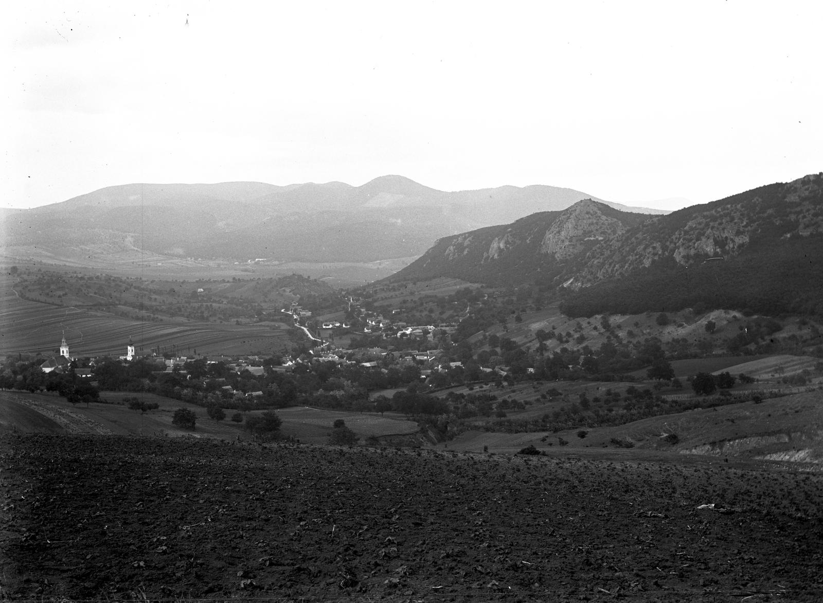 A felvétel 1900 előtt készült. A kép forrását kérjük így adja meg: Fortepan / MMKM. Levéltári jelzet: MMKM TTFGY 2019.1., 1900, Magyar Műszaki és Közlekedési Múzeum / Eötvös Loránd, Eötvös Loránd, völgy, hegy, Fortepan #303430