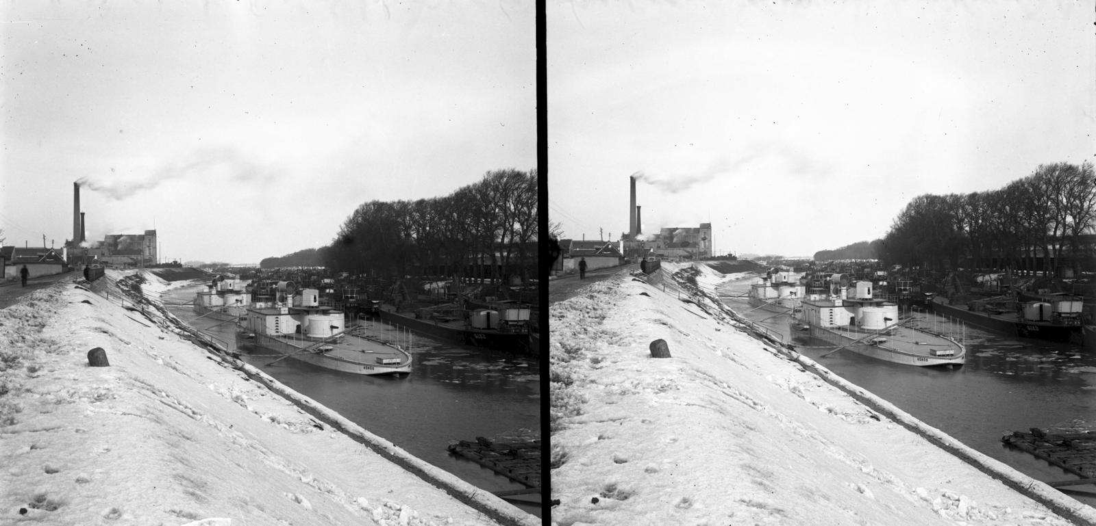 Hungary, Óbuda, Budapest III., Óbudai Hajógyár, Duna-ág a Hajógyári-sziget mellett. A császári és királyi Duna flottilla, az Osztrák Magyar Monarchia haditengerészetének hajói, előtérben a Körös, távolabb a Szamos monitor. Balra az Óbudai szeszgyár látható. A felvétel 1900 előtt készült. A kép forrását kérjük így adja meg: Fortepan / MMKM. Levéltári jelzet: MMKM TTFGY 2019.1., 1900, Magyar Műszaki és Közlekedési Múzeum / Eötvös Loránd, stereophoto, port, factory chimney, warship, Budapest, Danube, Fortepan #303448