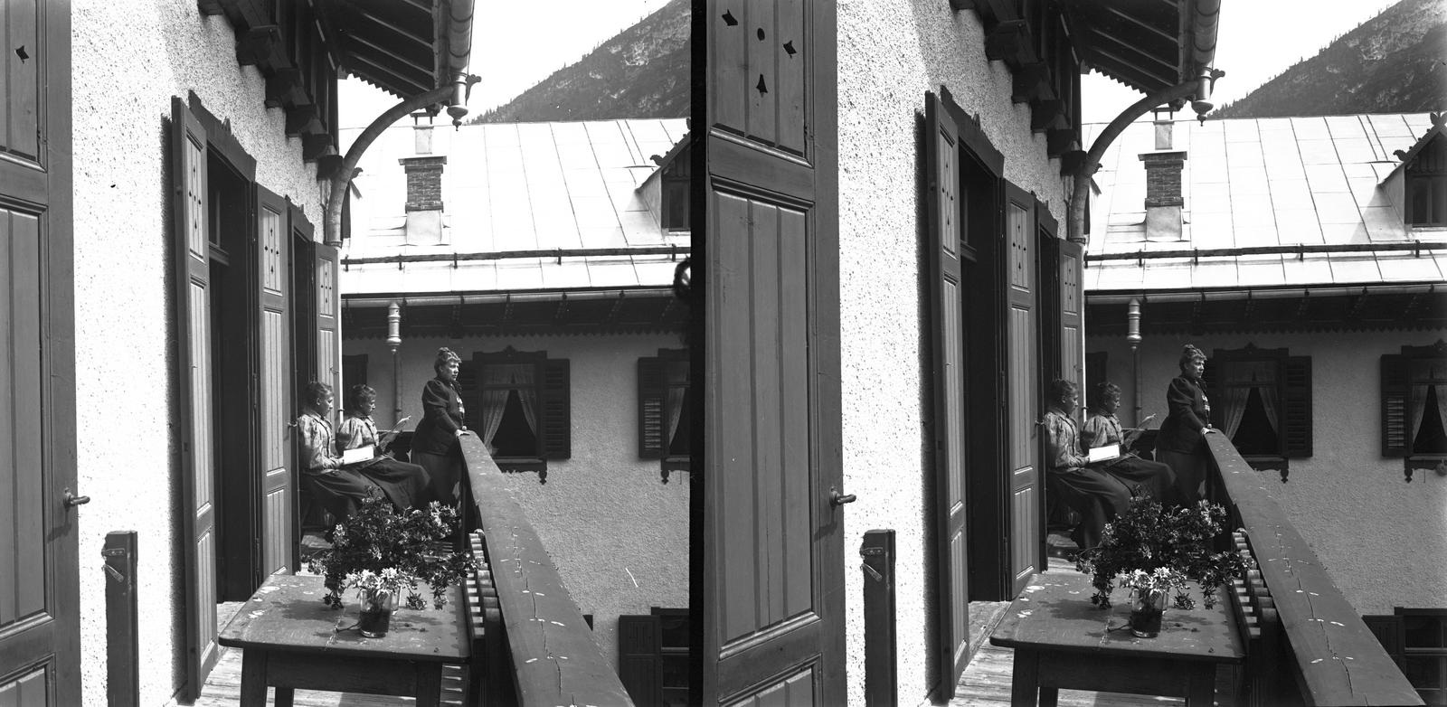 A felvétel 1900 előtt készült. A kép forrását kérjük így adja meg: Fortepan / MMKM. Levéltári jelzet: MMKM TTFGY 2019.1., 1900, Magyar Műszaki és Közlekedési Múzeum / Eötvös Loránd, Eötvös Loránd, lányok, sztereófotó, olvasás, ikrek, Fortepan #303477