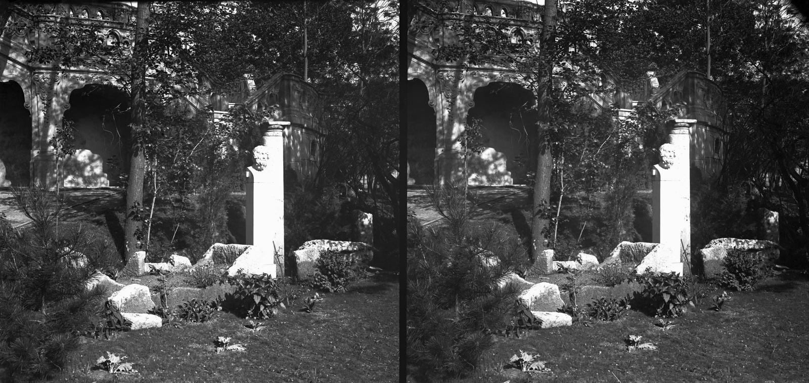 Magyarország, Budapest VI., Bajza utca, Epreskert, háttérben a józsefvárosi kálvária. A Kálvária téren elbontott kálváriépítményt, Stróbl Alajos szobrászművész kezdeményezésére, 1893-ban kövenként helyezték át. A felvétel 1900 előtt készült. A kép forrását kérjük így adja meg: Fortepan / MMKM. Levéltári jelzet: MMKM TTFGY 2019.1., 1900, Magyar Műszaki és Közlekedési Múzeum / Eötvös Loránd, Eötvös Loránd, sztereófotó, szobor, oszlop, Budapest, Fortepan #303489