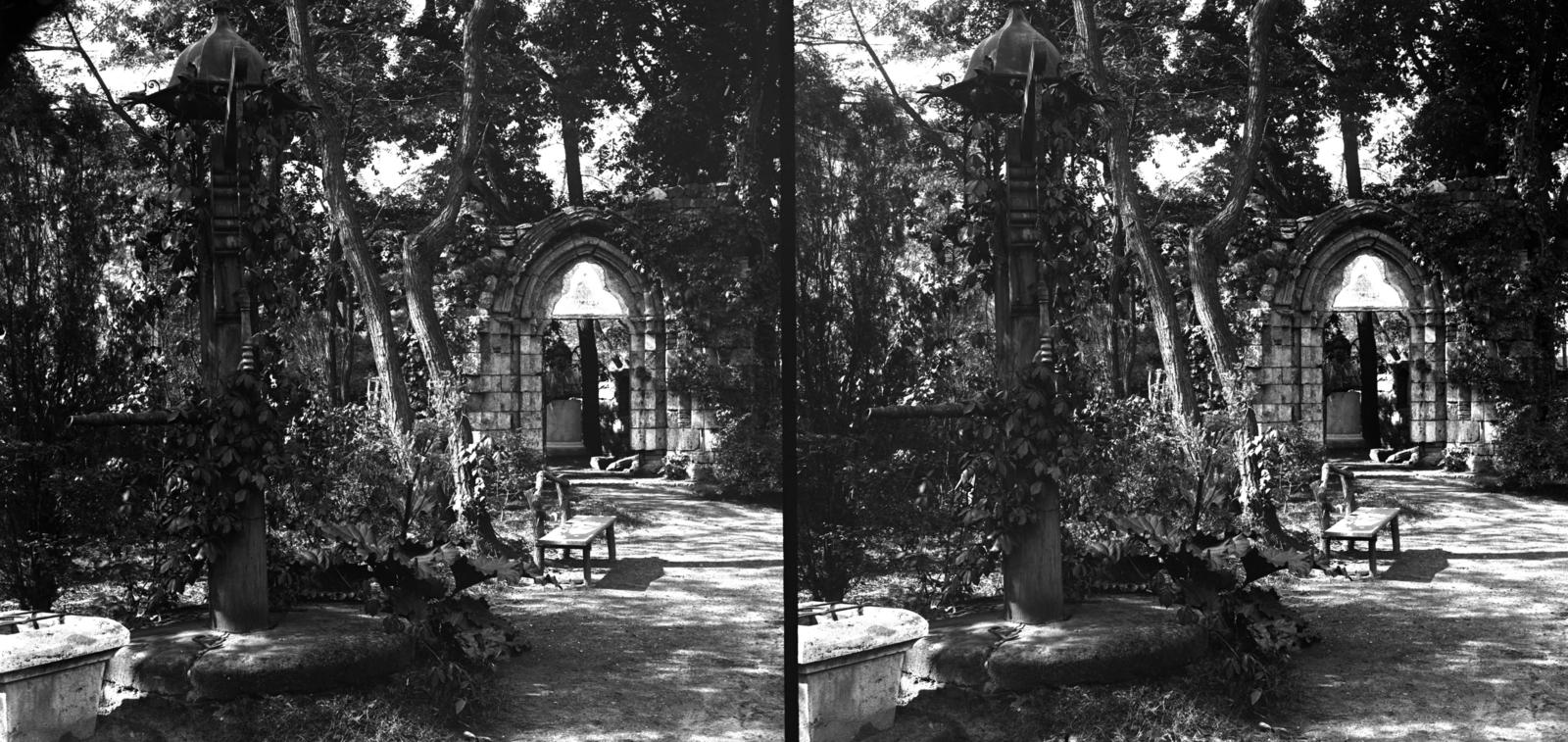 Magyarország, Budapest VI., Bajza utca, Epreskert. A Mátyás-templom déli kapuja, a restaurálásakor lebontott eredeti bejáratot Strobl Alajos vásárolta meg és állította fel műterme előtt. A felvétel 1900 előtt készült. A kép forrását kérjük így adja meg: Fortepan / MMKM. Levéltári jelzet: MMKM TTFGY 2019.1., 1900, Magyar Műszaki és Közlekedési Múzeum / Eötvös Loránd, Eötvös Loránd, sztereófotó, fa, pihenőhely, pad, Budapest, Fortepan #303490