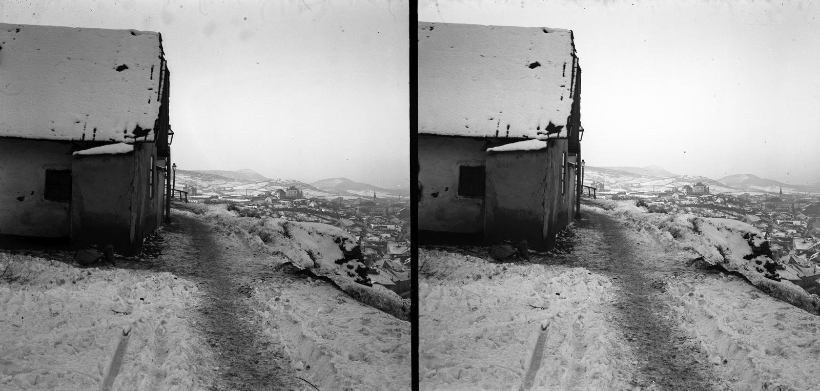 A felvétel 1900 előtt készült. A kép forrását kérjük így adja meg: Fortepan / MMKM. Levéltári jelzet: MMKM TTFGY 2019.1., 1900, Magyar Műszaki és Közlekedési Múzeum / Eötvös Loránd, Eötvös Loránd, sztereófotó, hó, háztető, lakóház, Fortepan #303511