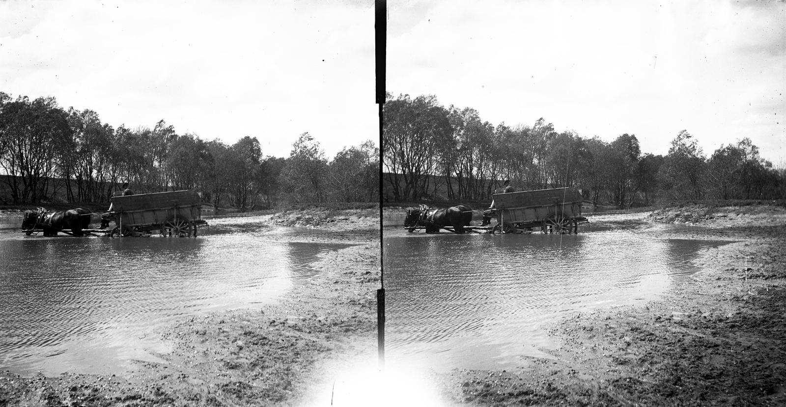 A felvétel 1900 előtt készült. A kép forrását kérjük így adja meg: Fortepan / MMKM. Levéltári jelzet: MMKM TTFGY 2019.1., 1900, Magyar Műszaki és Közlekedési Múzeum / Eötvös Loránd, stereophoto, Horse-drawn carriage, river, Fortepan #303527