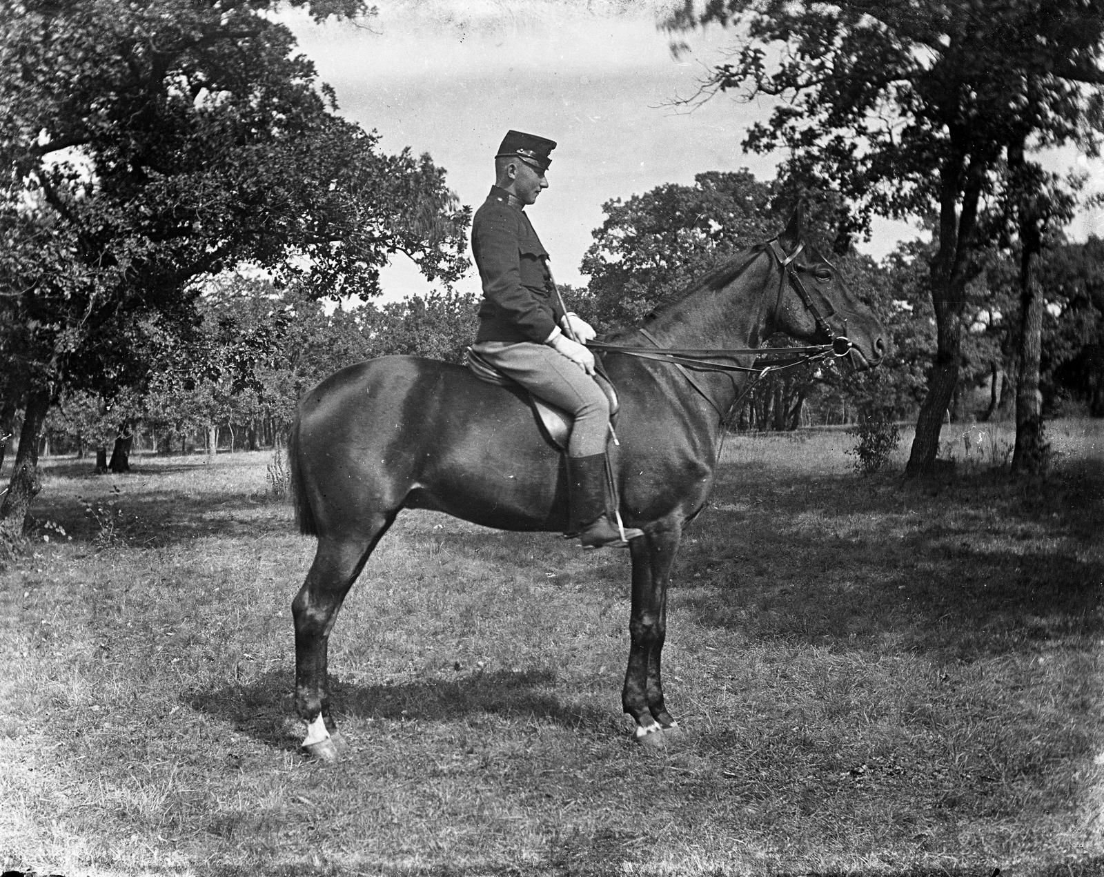 A felvétel 1900 előtt készült. A kép forrását kérjük így adja meg: Fortepan / MMKM. Levéltári jelzet: MMKM TTFGY 2019.1., 1900, Magyar Műszaki és Közlekedési Múzeum / Eötvös Loránd, Eötvös Loránd, Fortepan #303539