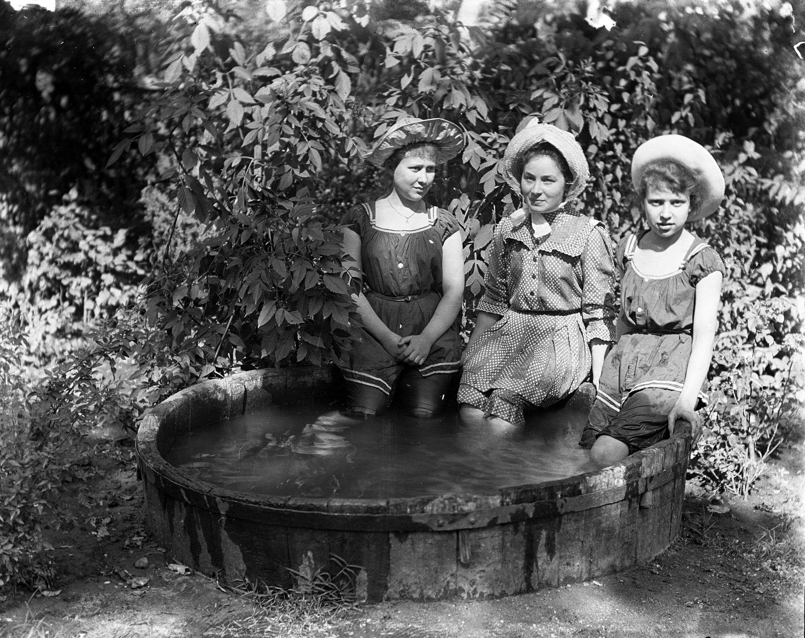 A felvétel 1900 előtt készült. A kép forrását kérjük így adja meg: Fortepan / MMKM. Levéltári jelzet: MMKM TTFGY 2019.1., 1900, Magyar Műszaki és Közlekedési Múzeum / Eötvös Loránd, Best of, hat, bathing suit, girls, three people, Fortepan #303541