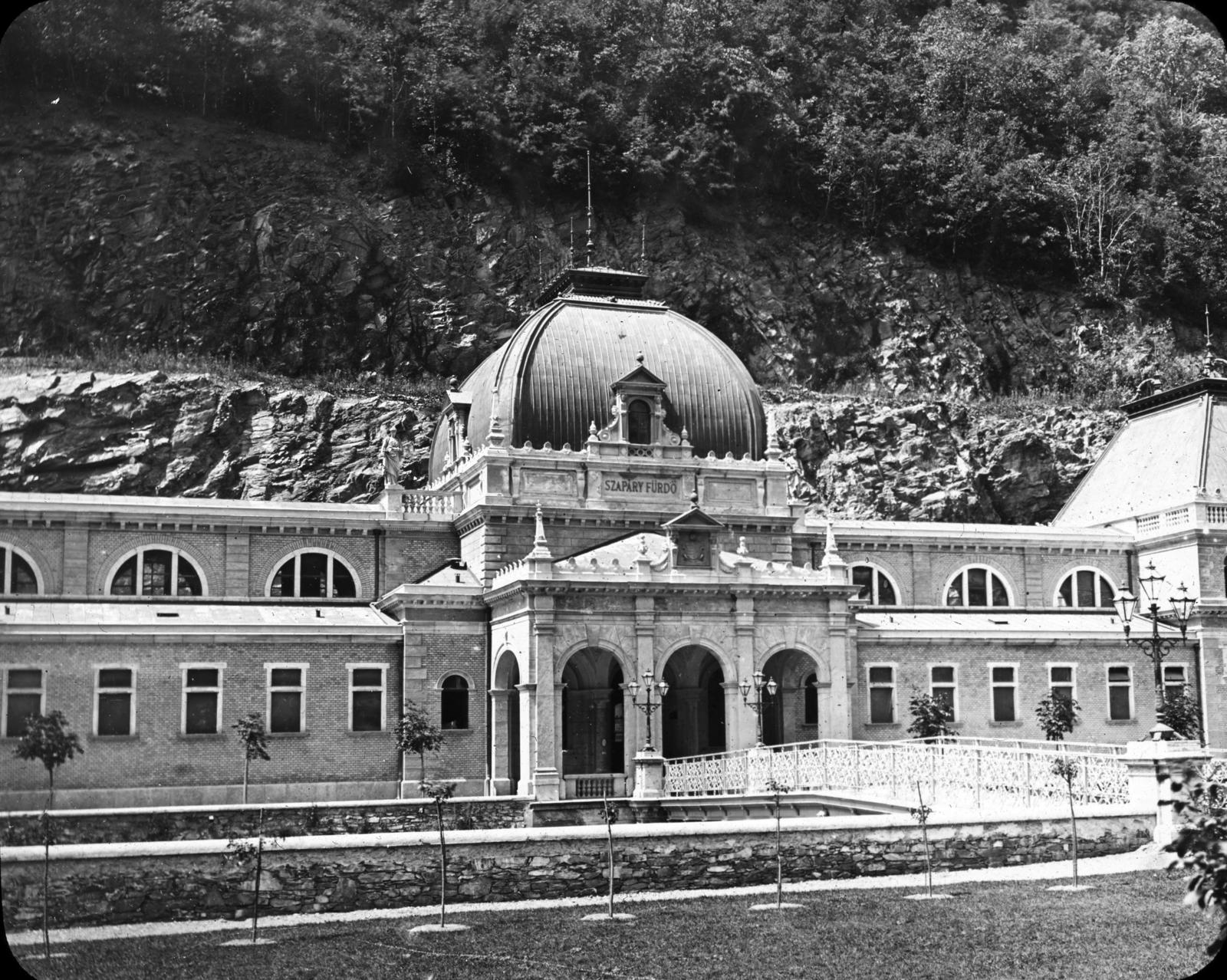 Romania,Transylvania, Băile Herculane, Szapáry-fürdő. A felvétel 1900 előtt készült. A kép forrását kérjük így adja meg: Fortepan / MMKM. Levéltári jelzet: MMKM TTFGY 2019.1., 1900, Magyar Műszaki és Közlekedési Múzeum / Eötvös Loránd, medical institution, Ignác Alpár-design, thermal bath, Fortepan #303542