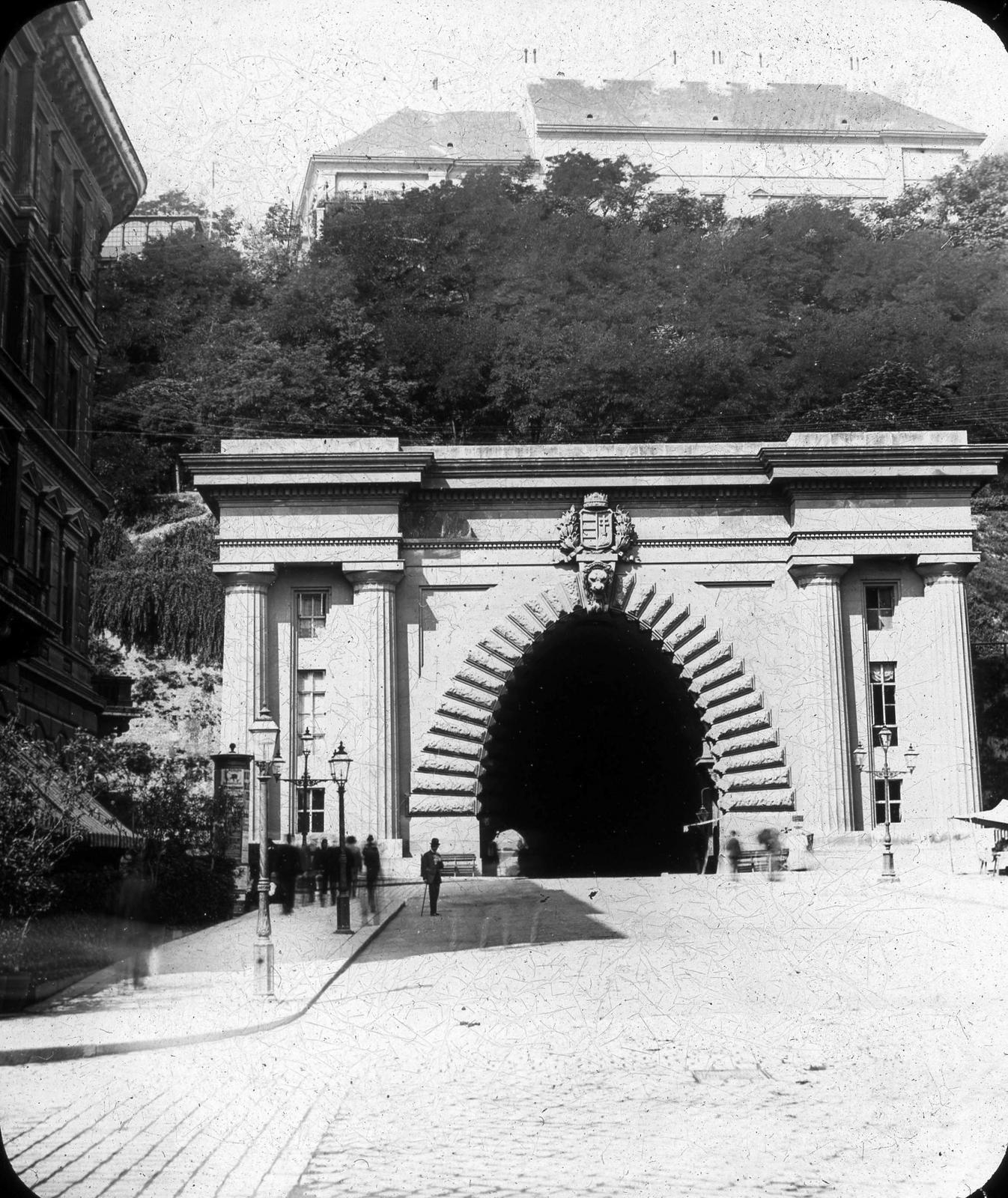A felvétel 1900 előtt készült. A kép forrását kérjük így adja meg: Fortepan / MMKM. Levéltári jelzet: MMKM TTFGY 2019.1., 1900, Magyar Műszaki és Közlekedési Múzeum / Eötvös Loránd, Eötvös Loránd, bejárat, alagút, Fortepan #303544