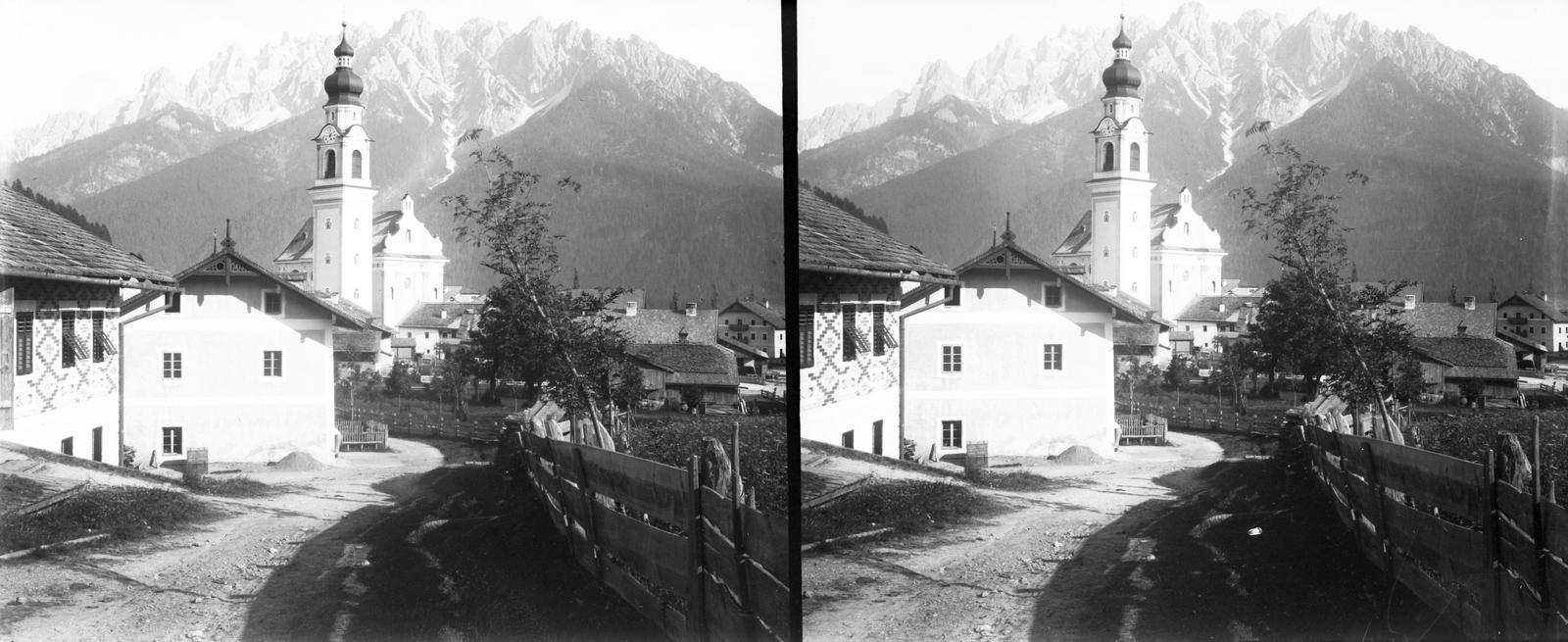 Italy, Dolomiti, középen a Keresztelő Szent János-templom (Chiesa di San Giovanni Battista) a késöbbi Via Rudolf Schraffl felől nézve. Háttérben a Rocca dei Baranci/ Haunold/ Birkenkofel csúcsai. A felvétel 1900 előtt készült. A kép forrását kérjük így adja meg: Fortepan / MMKM. Levéltári jelzet: MMKM TTFGY 2019.1., 1900, Magyar Műszaki és Közlekedési Múzeum / Eötvös Loránd, stereophoto, church, Fortepan #303561