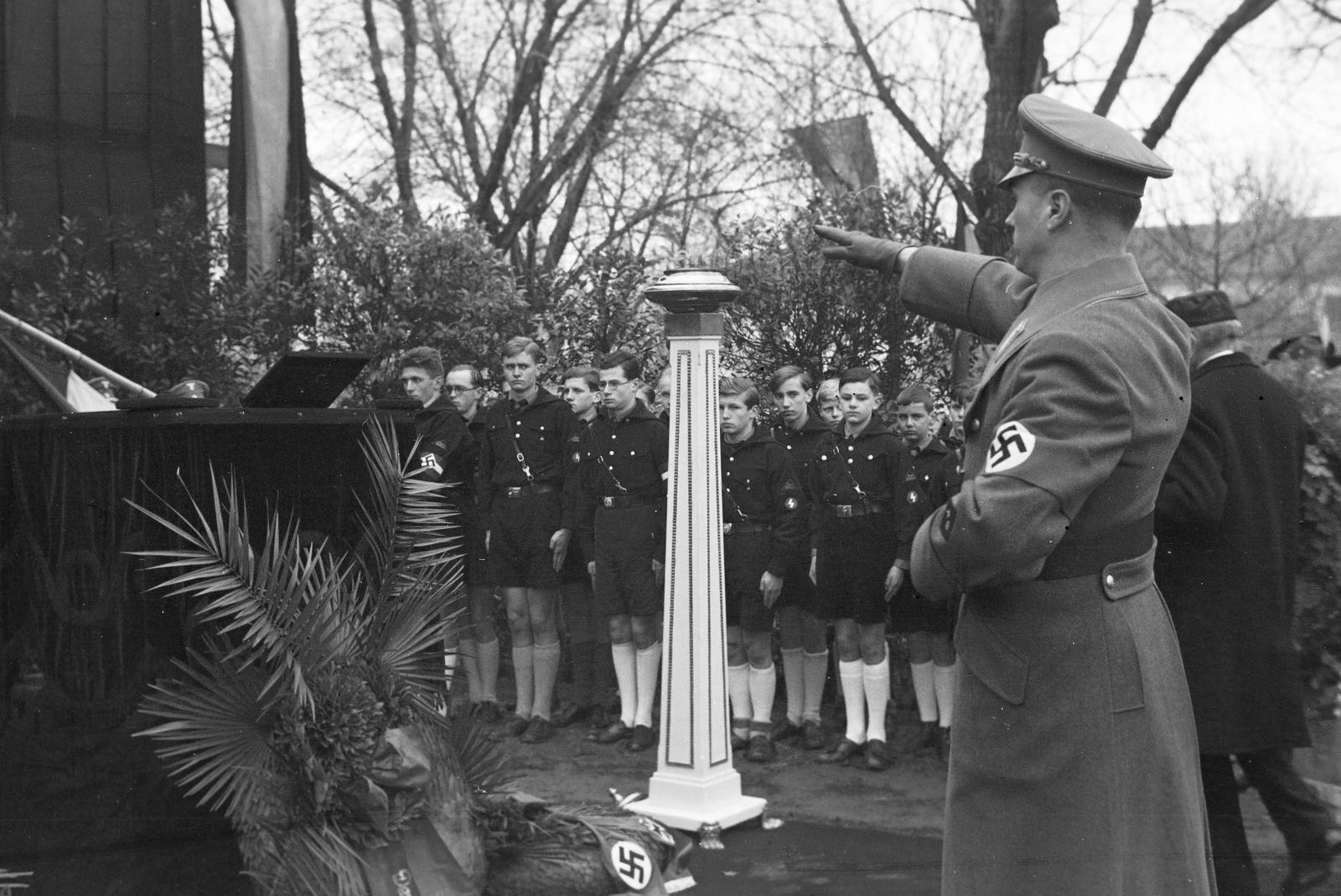 1937, Inkey Tibor, fiúk, kandeláber, egyenruha, gesztus, nácizmus, karszalag, horogkereszt, hitlerjugend, Fortepan #303611