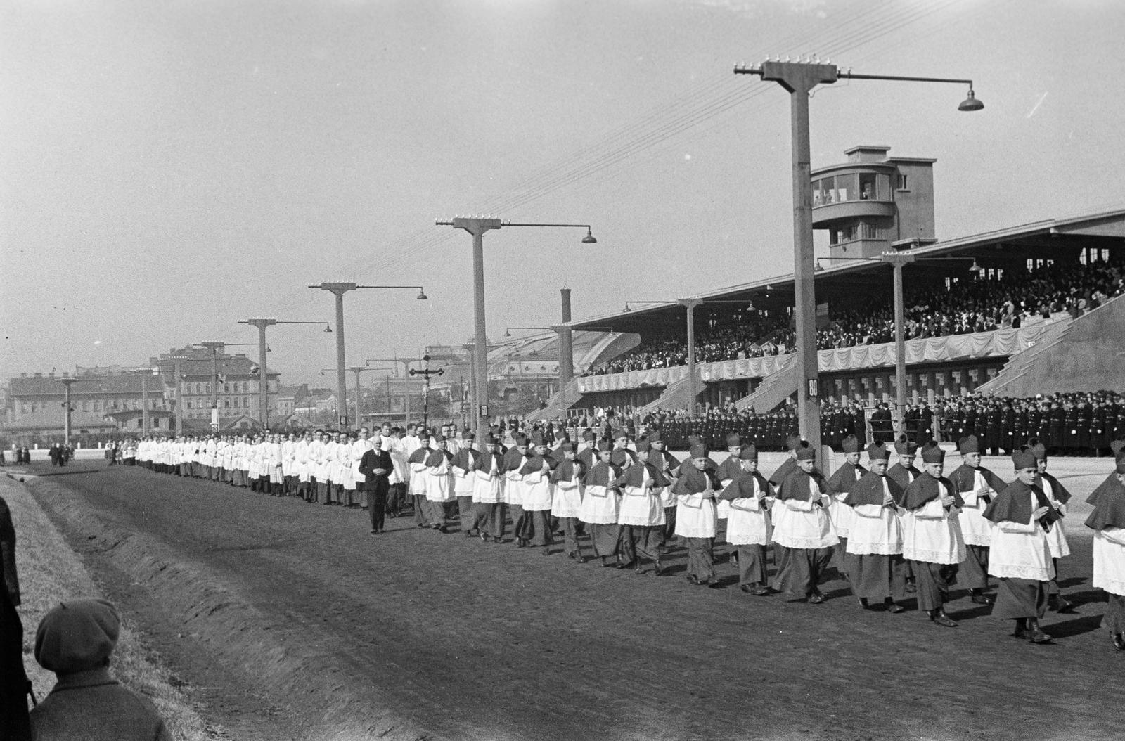 Hungary, Budapest VIII., Kerepesi úti Ügetőpálya. A felvétel a XXVII. Országos Katolikus Nagygyűlés megnyitó ünnepélyén készült, 1936. október 4-én., 1936, Inkey Tibor, Budapest, Fortepan #303617