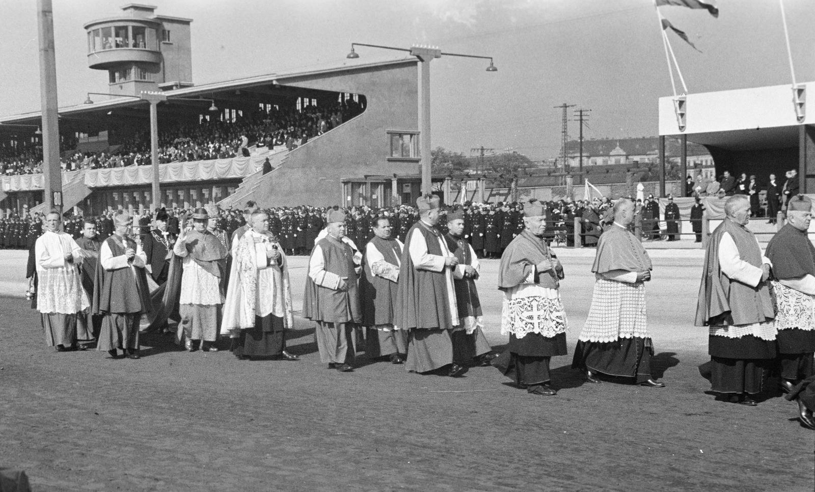 Hungary, Budapest VIII., Kerepesi úti Ügetőpálya. A felvétel a XXVII. Országos Katolikus Nagygyűlés megnyitó ünnepélyén készült, 1936. október 4-én. Felemelt kézzel Serédi Jusztinián hercegprímás., 1936, Inkey Tibor, Budapest, Fortepan #303619