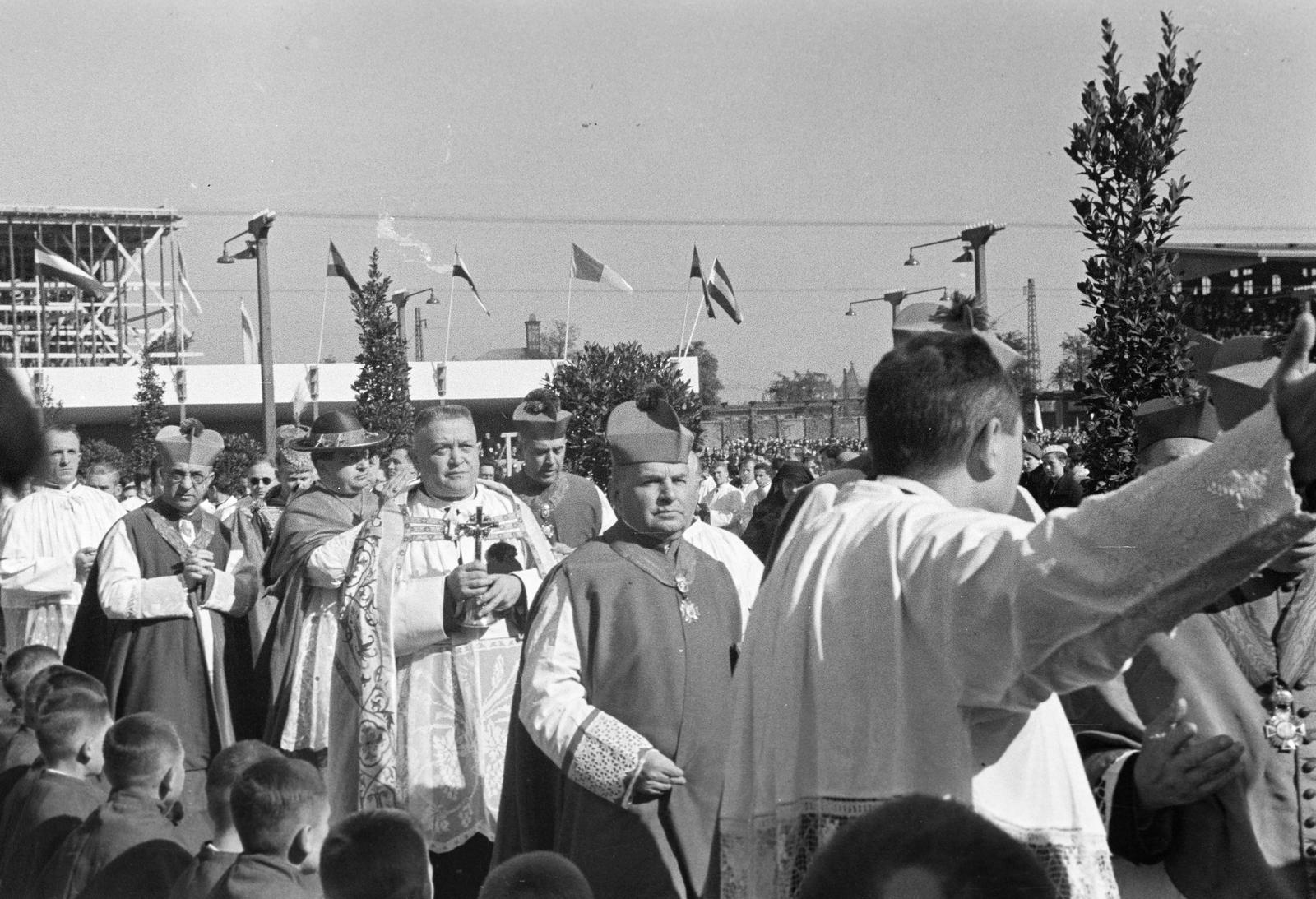 Hungary, Budapest VIII., Kerepesi úti Ügetőpálya. A felvétel a XXVII. Országos Katolikus Nagygyűlés megnyitó ünnepélyén készült, 1936. október 4-én. Balra kalappal a fején Serédi Jusztinián hercegprímás., 1936, Inkey Tibor, Budapest, Fortepan #303621