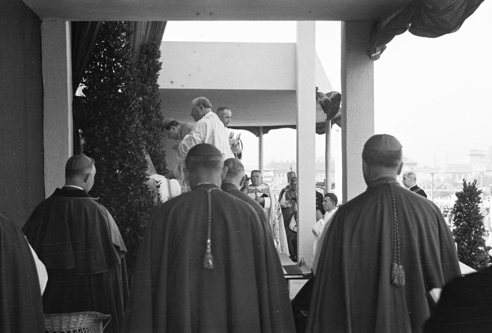 Magyarország, Budapest VIII., Kerepesi úti Ügetőpálya. A felvétel a XXVII. Országos Katolikus Nagygyűlés megnyitó ünnepélyén készült, 1936. október 4-én. Főpapi szentmise, Veni Sancte, mondja Serédi Jusztinián hercegprímás., 1936, Inkey Tibor, Budapest, Fortepan #303623