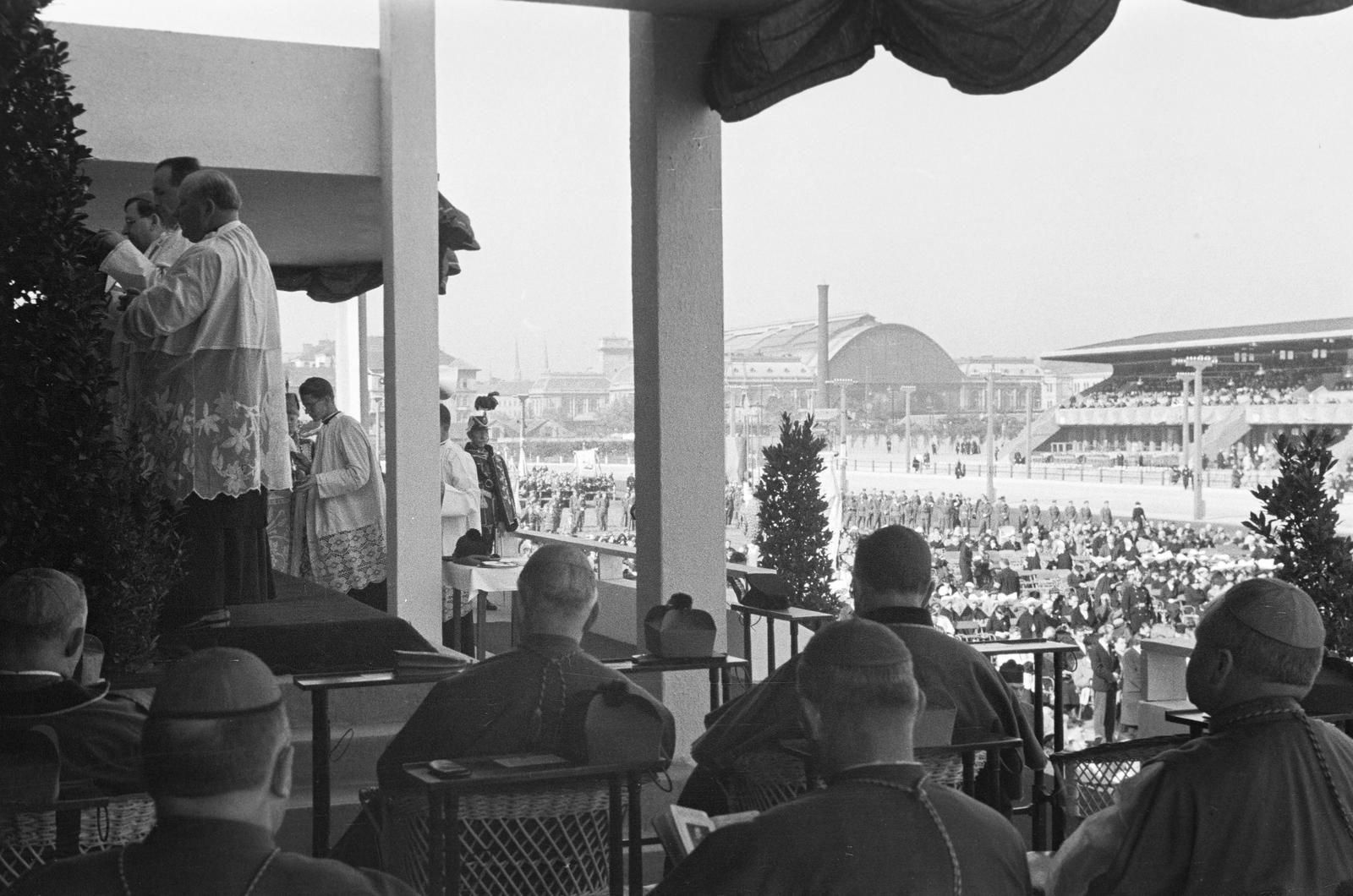 Magyarország, Budapest VIII., Kerepesi úti Ügetőpálya. A felvétel a XXVII. Országos Katolikus Nagygyűlés megnyitó ünnepélyén készült, 1936. október 4-én. Főpapi szentmise, Veni Sancte, mondja Serédi Jusztinián hercegprímás., 1936, Inkey Tibor, Budapest, Fortepan #303625