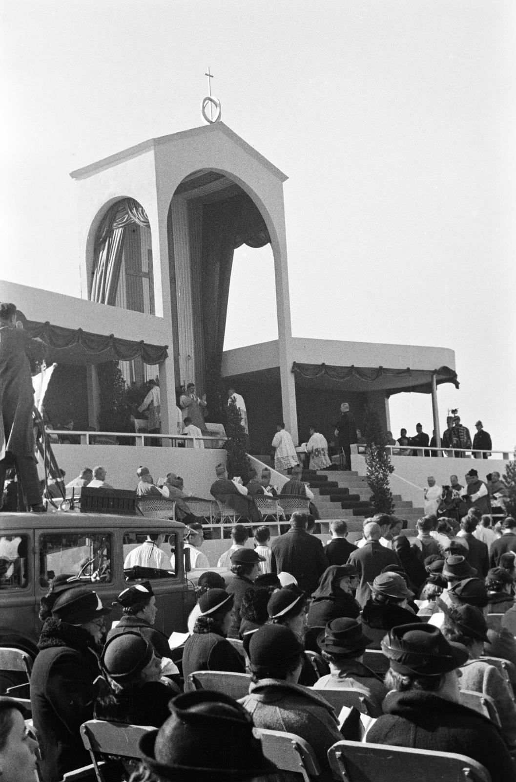 Magyarország, Budapest VIII., Kerepesi úti Ügetőpálya. A felvétel a XXVII. Országos Katolikus Nagygyűlés megnyitó ünnepélyén készült, 1936. október 4-én. Főpapi szentmise, Veni Sancte, mondja Serédi Jusztinián hercegprímás., 1936, Inkey Tibor, Budapest, Fortepan #303627