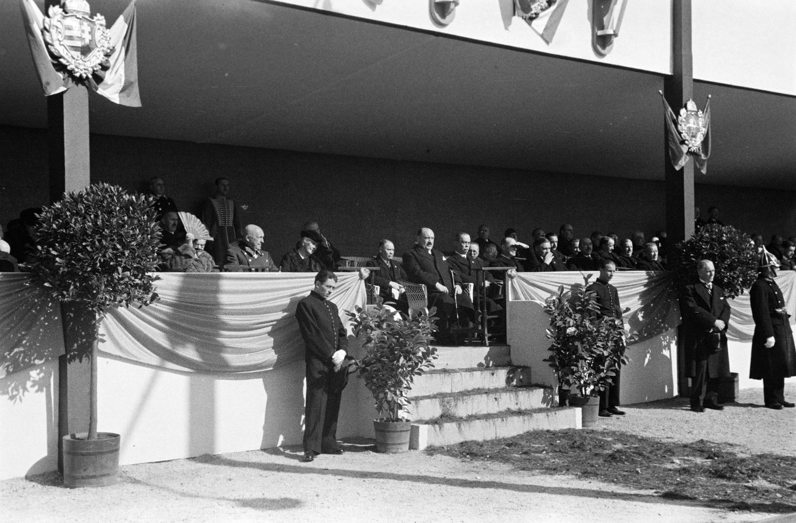 Hungary, Budapest VIII., Kerepesi úti Ügetőpálya. A felvétel a XXVII. Országos Katolikus Nagygyűlés megnyitó ünnepélyén készült, 1936. október 4-én. Díszpáholy., 1936, Inkey Tibor, Budapest, Fortepan #303629