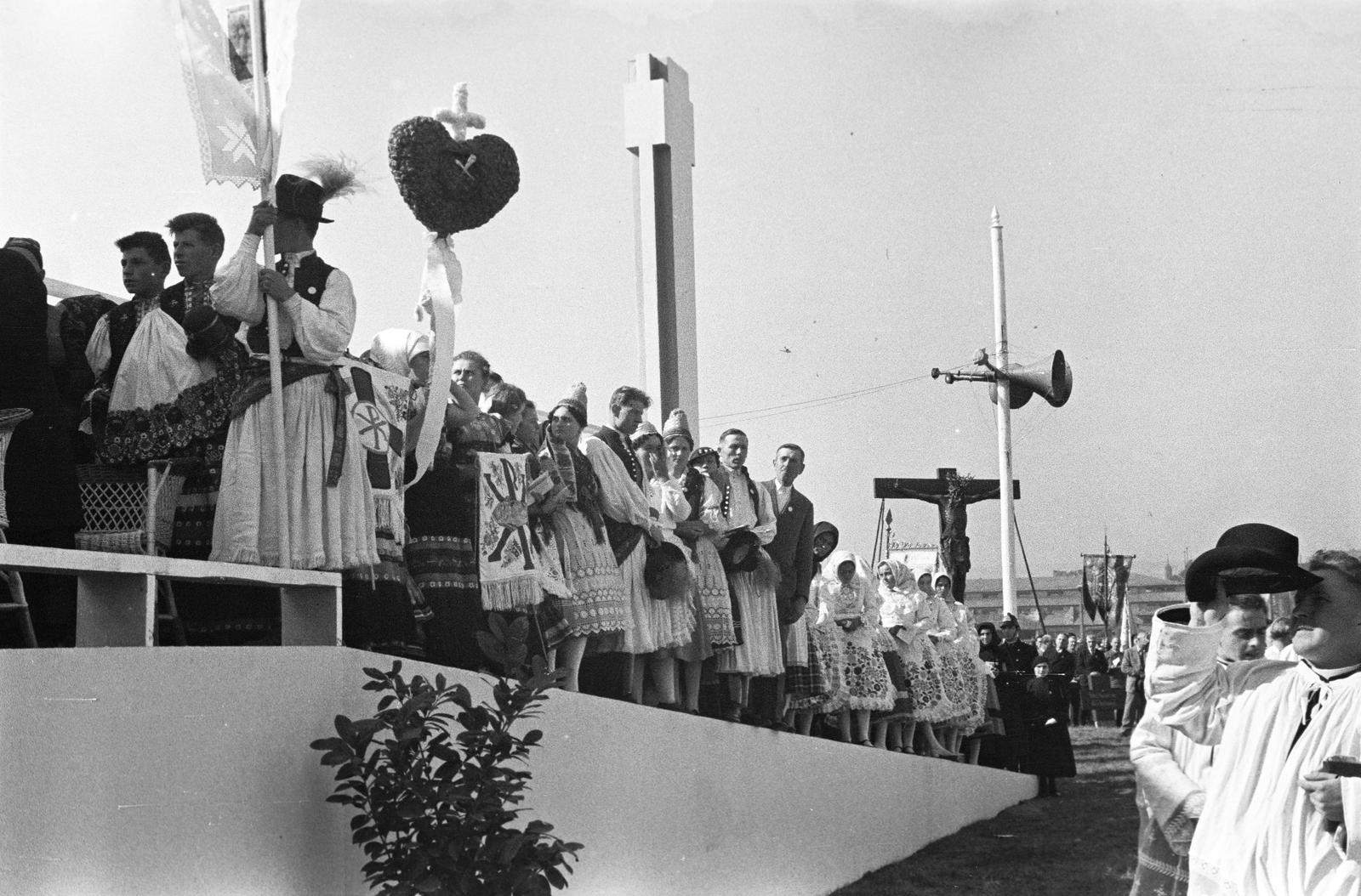 Hungary, Budapest VIII., Kerepesi úti Ügetőpálya. A felvétel a XXVII. Országos Katolikus Nagygyűlés megnyitó ünnepélyén készült, 1936. október 4-én., 1936, Inkey Tibor, Budapest, Fortepan #303632