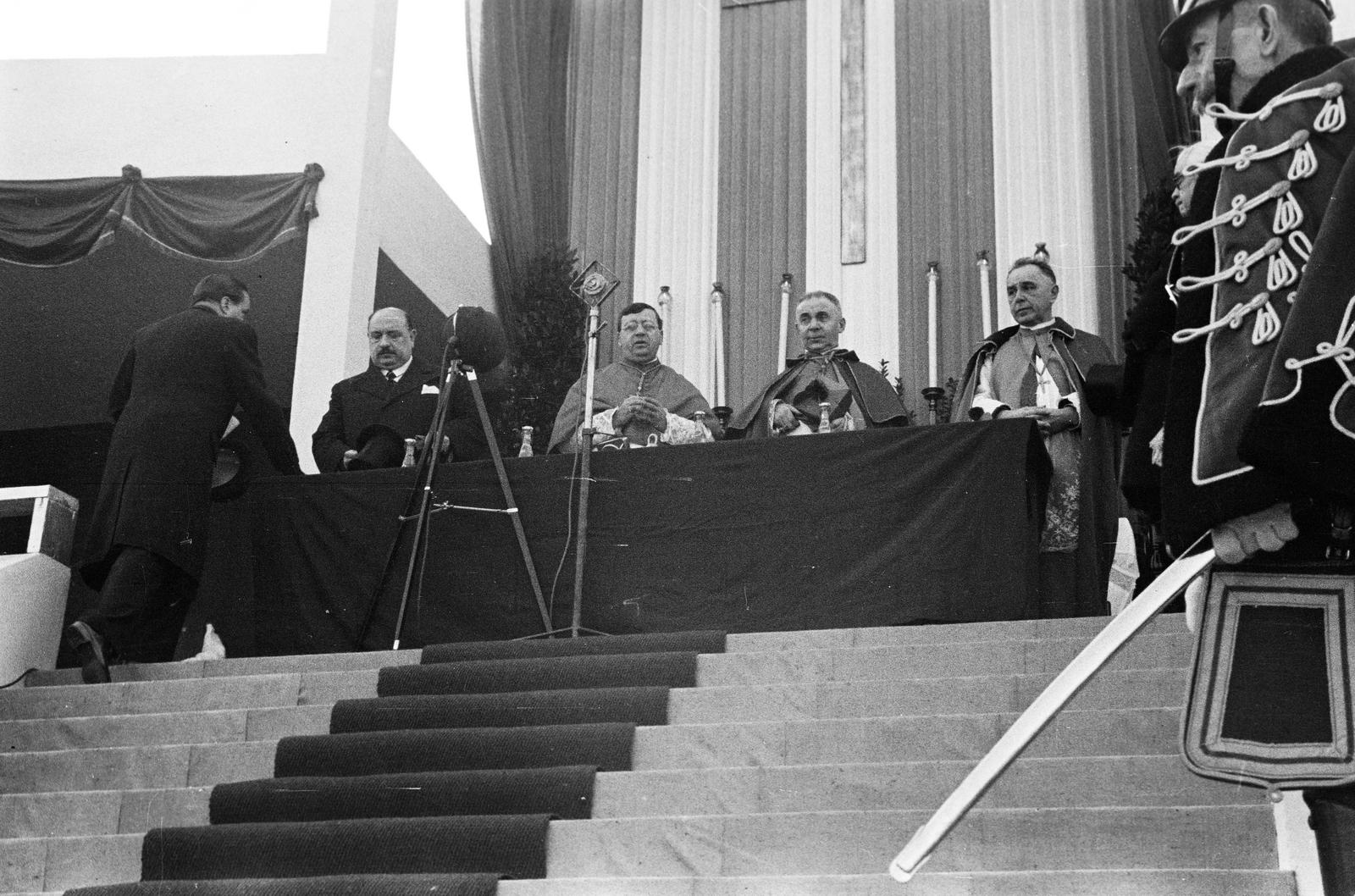 Hungary, Budapest VIII., Kerepesi úti Ügetőpálya. A felvétel a XXVII. Országos Katolikus Nagygyűlés megnyitó ünnepélyén készült, 1936. október 4-én. Hóman Bálint vallás- és közoktatásügyi miniszter, Serédi Jusztinián hercegprímás, Angelo Rotta pápai nuncius és Glattfelder Gyula Csanádi püspök., 1936, Inkey Tibor, Budapest, Fortepan #303634