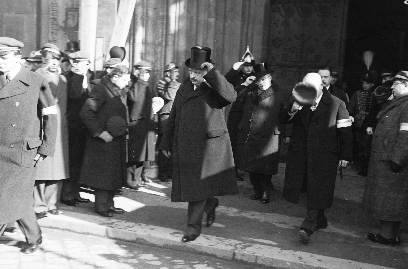 Hungary, Budapest I., Szentháromság tér, a Mátyás-templom bejárata. A XI. Piusz pápa koronázásának tizenötödik évfordulóján 1937. február 7-én tartott hálaadó mise után a távozók között középen Hóman Bálint vallás- és közoktatásügyi miniszter, dr. Zsembery István az Actio Catholica szervezési szakosztályának elnöke., 1937, Inkey Tibor, armband, cop, salute, top hat, Budapest, Fortepan #303655