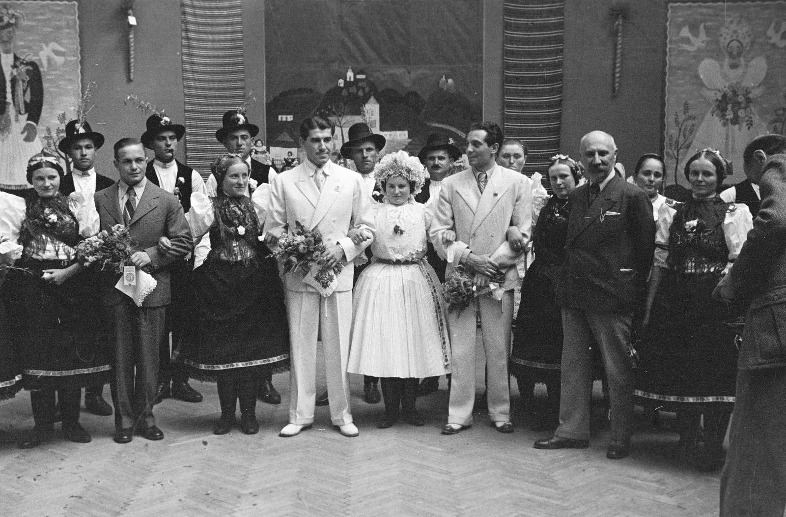 1936, Inkey Tibor, Gyöngyösbokréta-movement, folk costume, wedding ceremony, hold upper arms, suit, Fortepan #303661