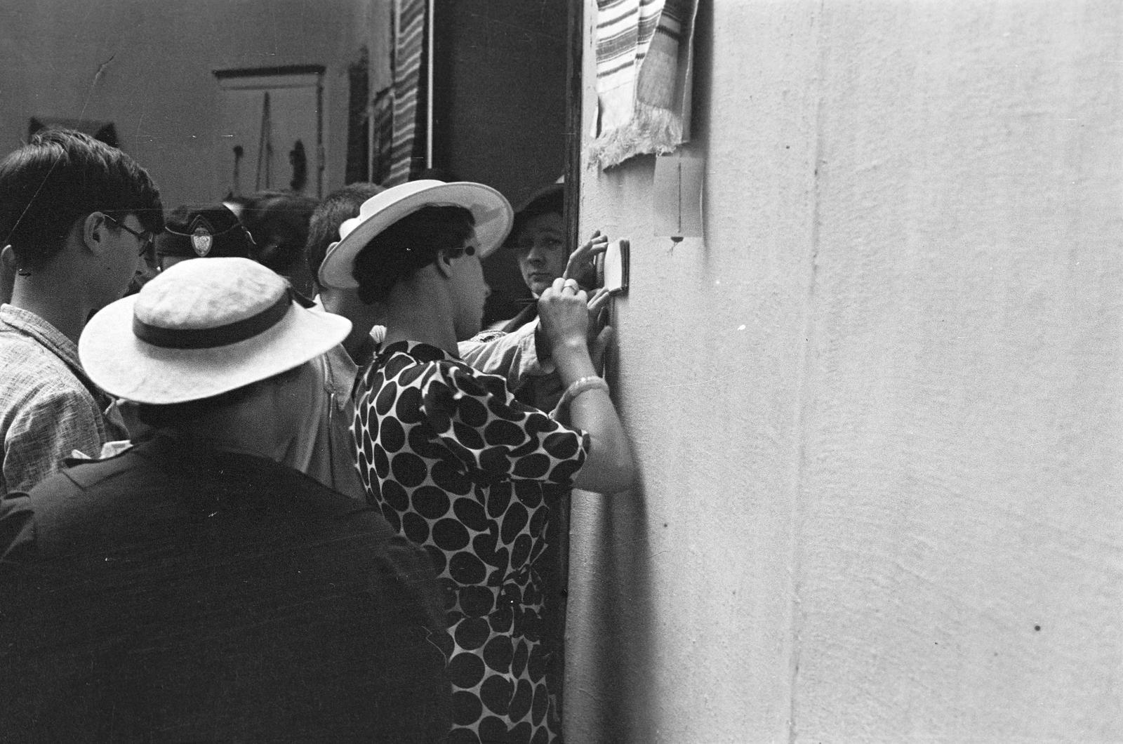 Magyarország, Budapest V., Erzsébet tér, Nemzeti Szalon, a „Gyöngyösbokréta népe“ kiállítás., 1936, Inkey Tibor, Budapest, Fortepan #303664