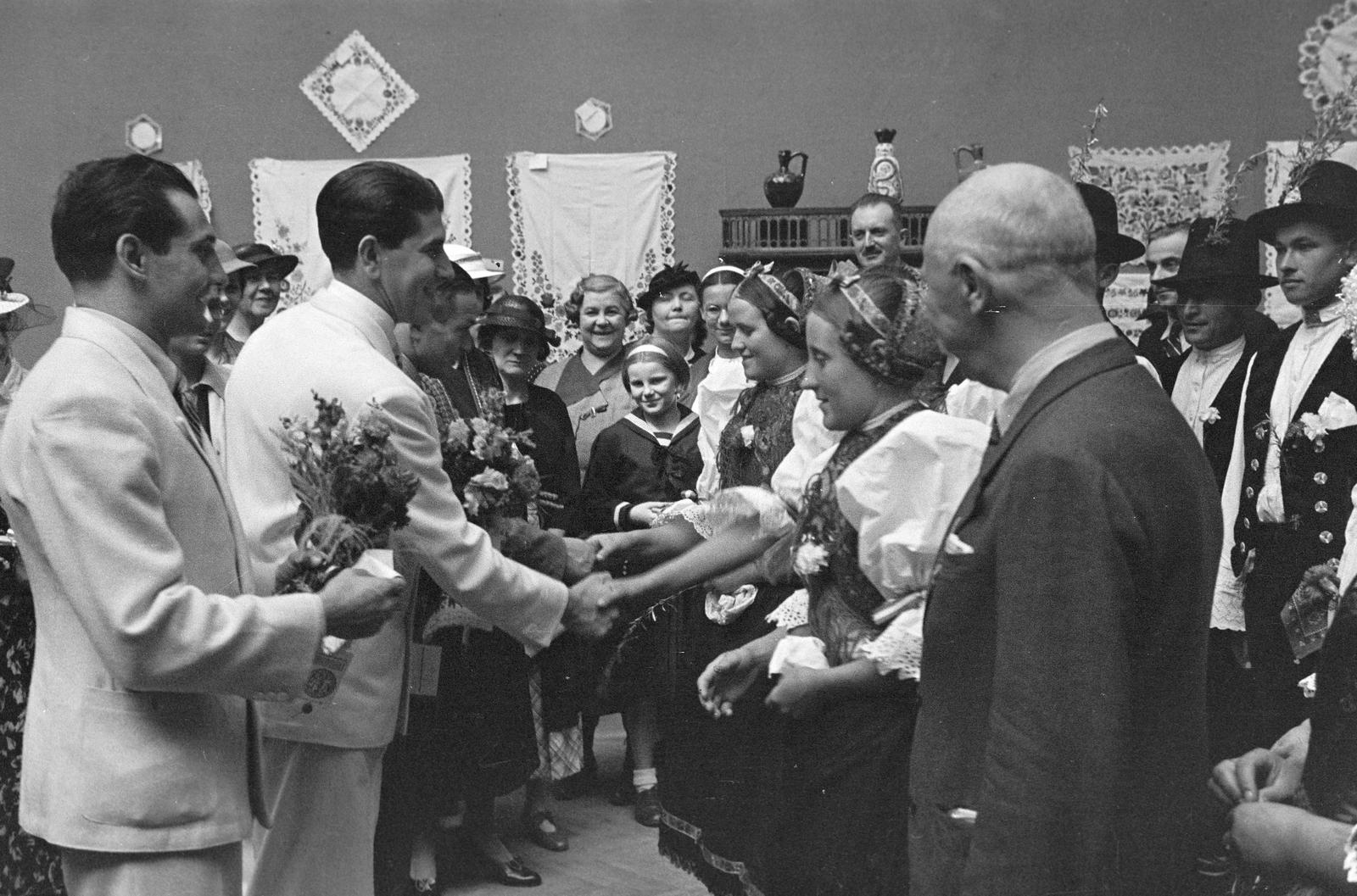 1936, Inkey Tibor, Gyöngyösbokréta Mozgalom, népviselet, kézfogás, Fortepan #303667