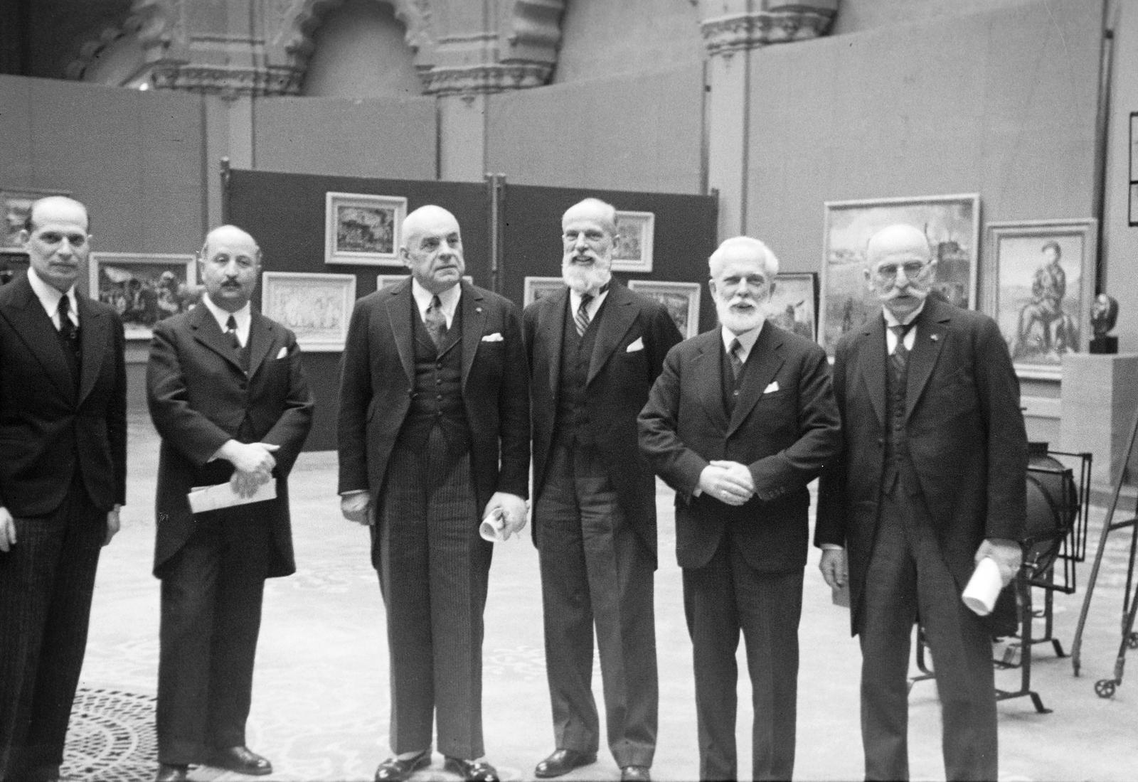 Hungary, Budapest IX., Üllői út, Iparművészeti Múzeum. A lett képzőművészek kiállításának megnyitása, 1937. március 13-án. Balról E. Švelcs festő, Palóczi Edgár kultúrtörténész, Mikelis Walters nagykövet, Szablya János az Iparművészeti Társulat elnöke, Szablya-Frischauf Ferenc festő, Vilhelms Purvitis a rigai városi múzeum vezetője., 1937, Inkey Tibor, men, exhibition, Budapest, Fortepan #303670