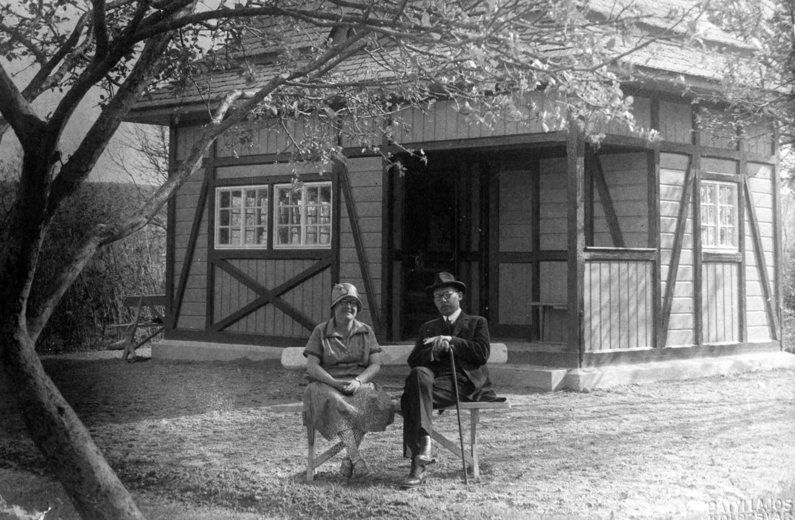 1928, Makkai Sándor Protestáns Népfőiskolai Egyesület gyűjteménye, hat, man, woman, bench, wooden cottage, walking cane, double portrait, leg over leg, Fortepan #30369