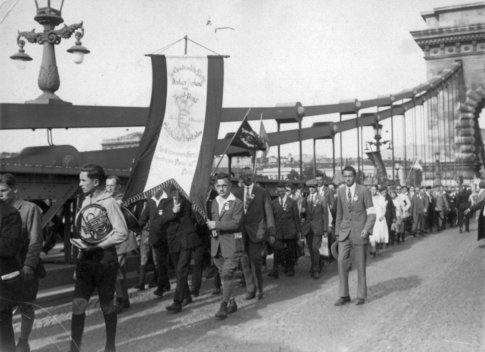 Hungary, Budapest, Széchenyi Lánchíd Pest felé nézve. A 9. Keresztyén Világkonferencia résztvevői., 1935, Makkai Sándor Protestáns Népfőiskolai Egyesület gyűjteménye, bridge, musical instrument, flag, march, armband, horn, suspension bridge, William Tierney Clark-design, Fortepan #30371