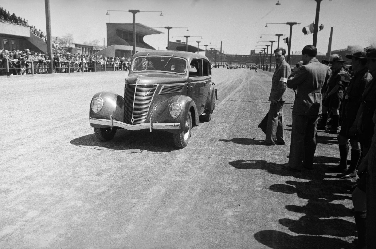 Hungary, Budapest VIII., Kerepesi úti Ügetőpálya, a felvétel a IX. Magyar Nemzetközi Concours d‘Elégance autószépségversenyen 1938. május 15-én készült. Nagy Géza speciálkarosszéria MÁVAG-Ford V8 alvázra. Aranyszalagot, a közönség díját és a legszebb magyar személykarosszéria nagydíját nyerte., 1938, Inkey Tibor, Ford-brand, untitled, Budapest, Fortepan #303710