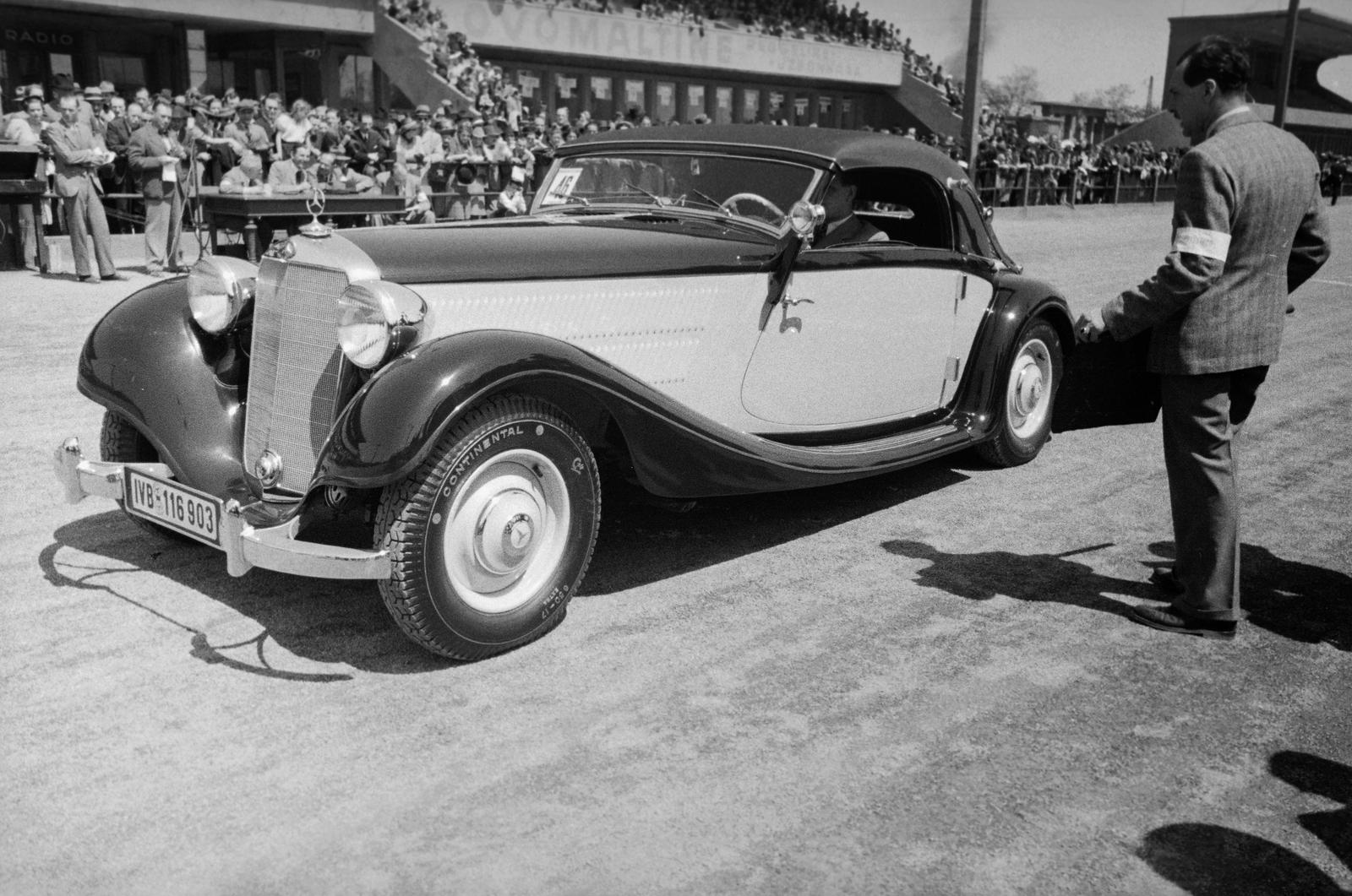 Hungary, Budapest VIII., Kerepesi úti Ügetőpálya, a felvétel a IX. Magyar Nemzetközi Concours d‘Elégance autószépségversenyen 1938. május 15-én készült. Mercedes-Benz Rt által nevezett Mercedes 320A Cabriolet, Szilárd Béla cég tiszteletdíját nyerte. Sofőrök: Szilvássy József és Simor Erzsébet., 1938, Inkey Tibor, Budapest, Fortepan #303713
