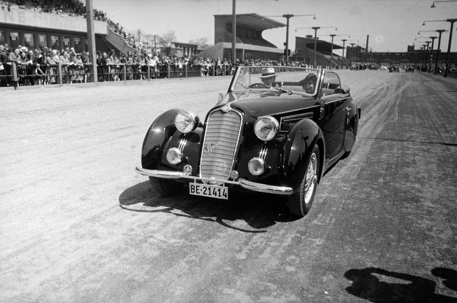 Hungary, Budapest VIII., Kerepesi úti Ügetőpálya, a felvétel a IX. Magyar Nemzetközi Concours d‘Elégance autószépségversenyen 1938. május 15-én készült. Az abszolút győztes Alfa Romeo 6C 2300, svájci Worblaufen cég által készített karosszériával. Tulajdonosa: Höke László.
, 1938, Inkey Tibor, Budapest, Fortepan #303717